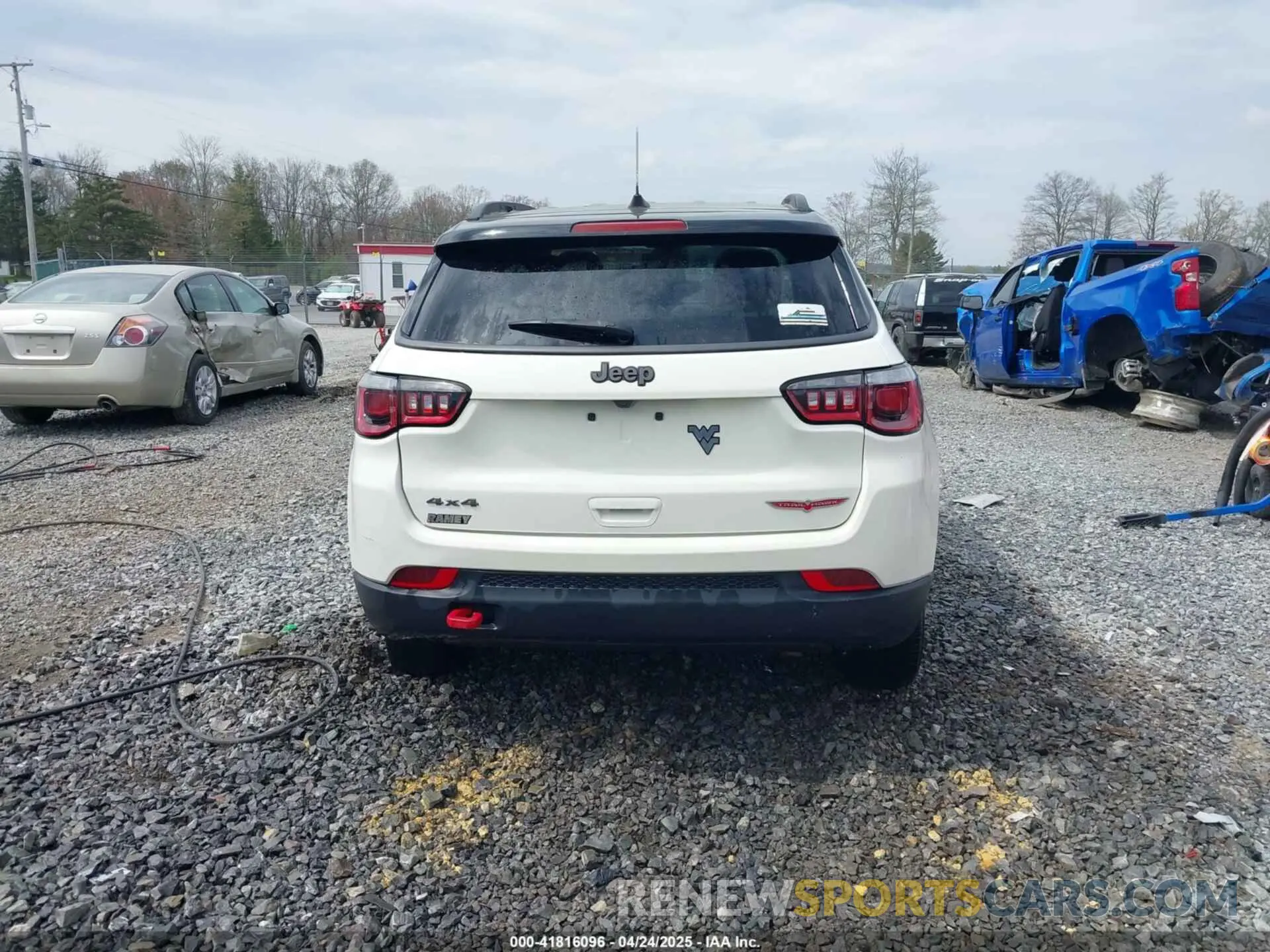 17 Photograph of a damaged car 3C4NJDDB1KT671317 JEEP COMPASS 2019