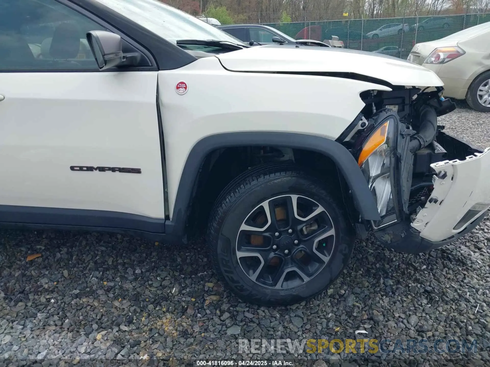 18 Photograph of a damaged car 3C4NJDDB1KT671317 JEEP COMPASS 2019