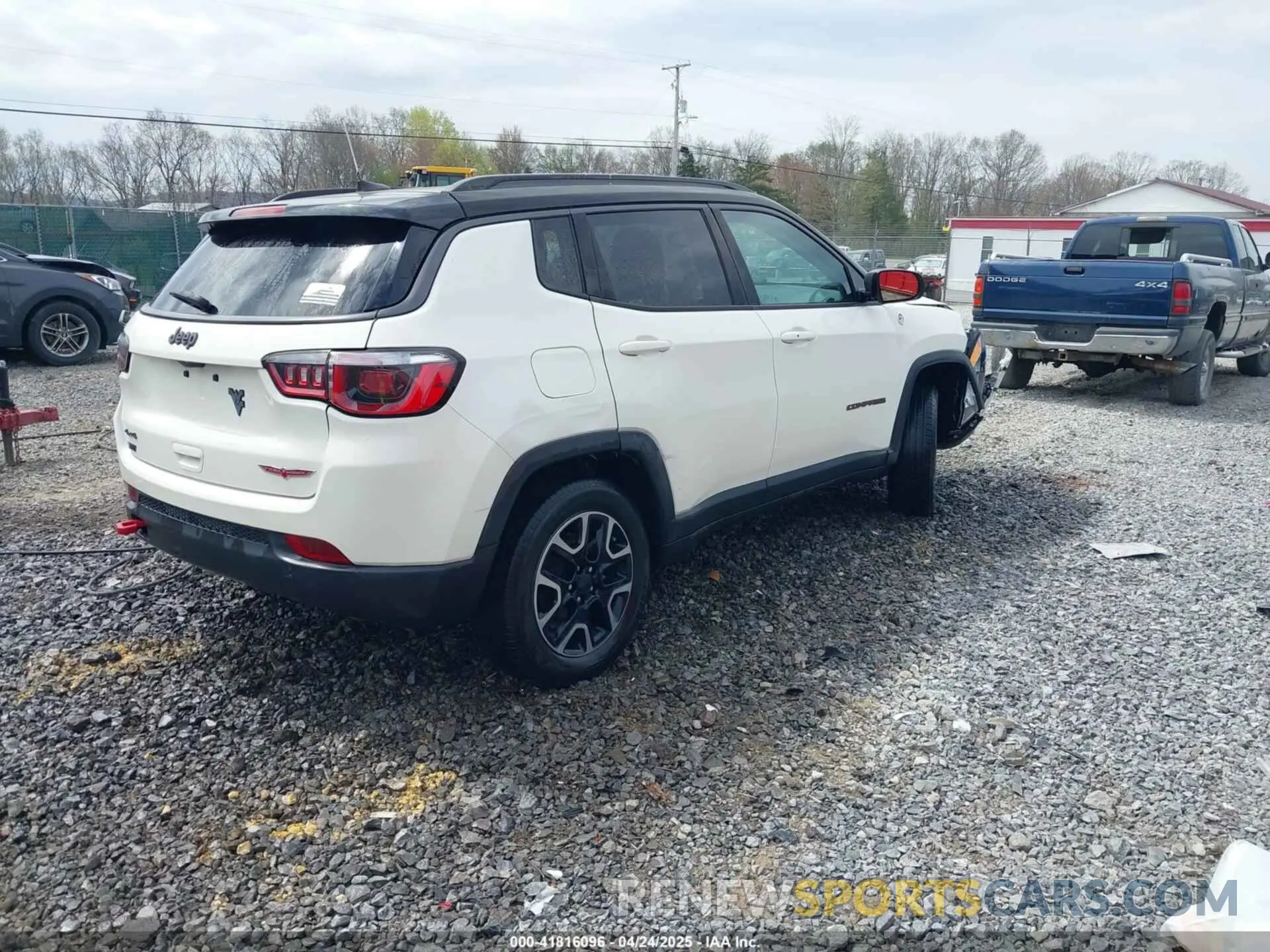 4 Photograph of a damaged car 3C4NJDDB1KT671317 JEEP COMPASS 2019