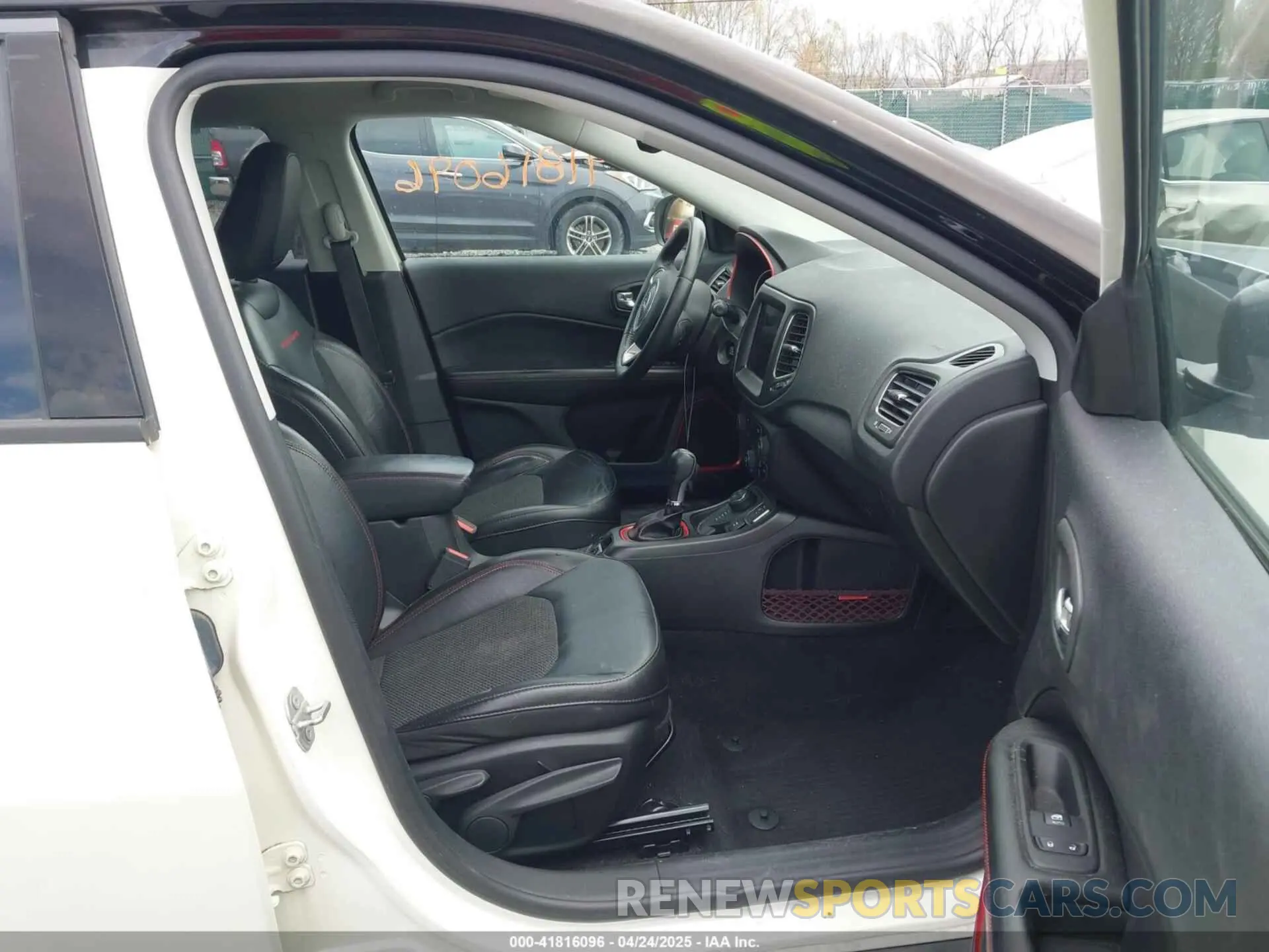 5 Photograph of a damaged car 3C4NJDDB1KT671317 JEEP COMPASS 2019