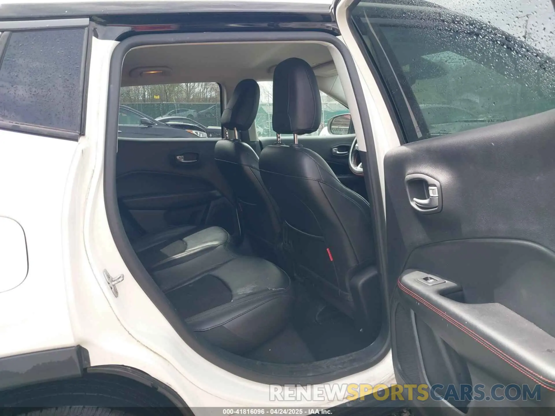 8 Photograph of a damaged car 3C4NJDDB1KT671317 JEEP COMPASS 2019
