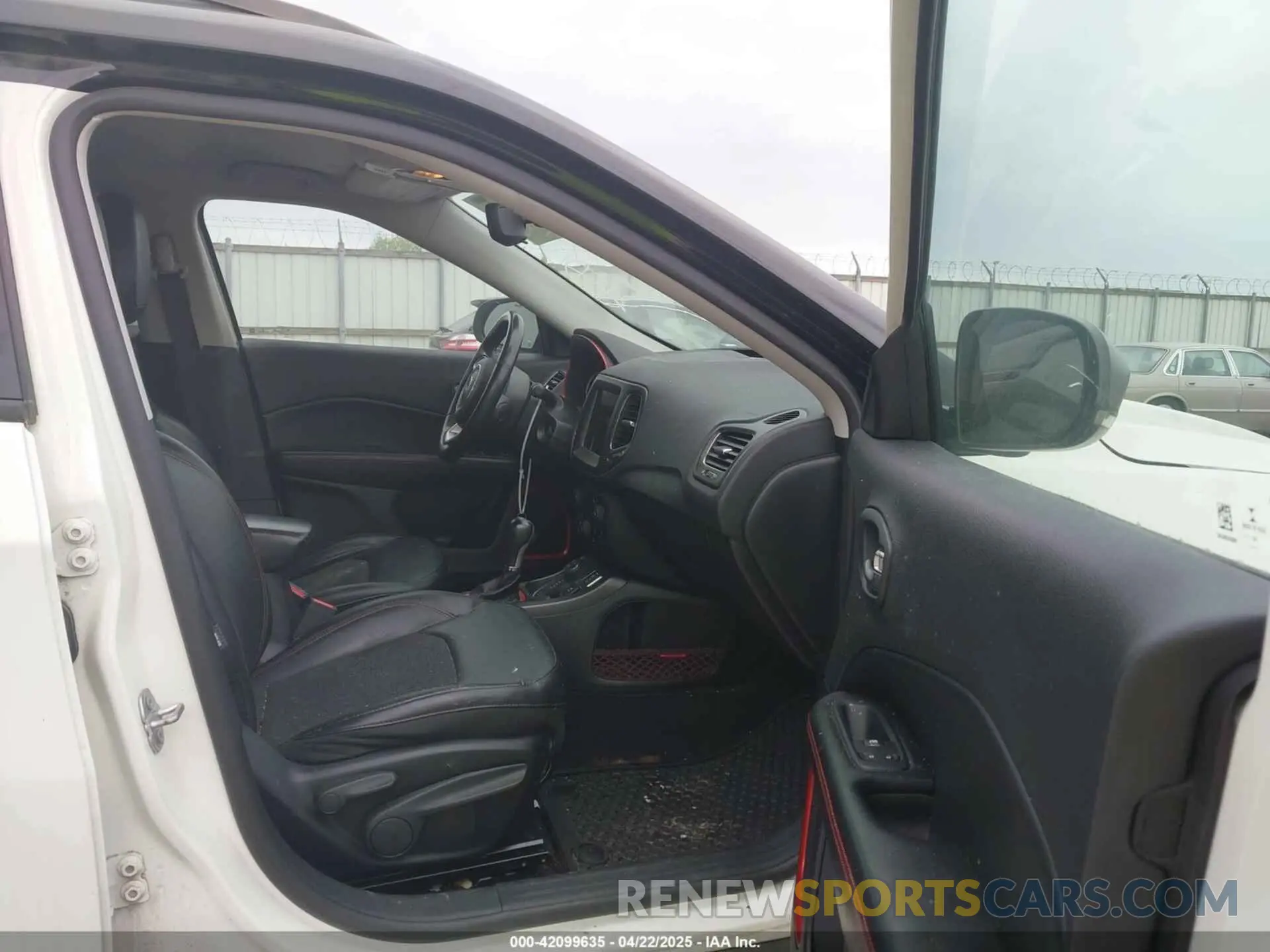 5 Photograph of a damaged car 3C4NJDDB2KT671066 JEEP COMPASS 2019