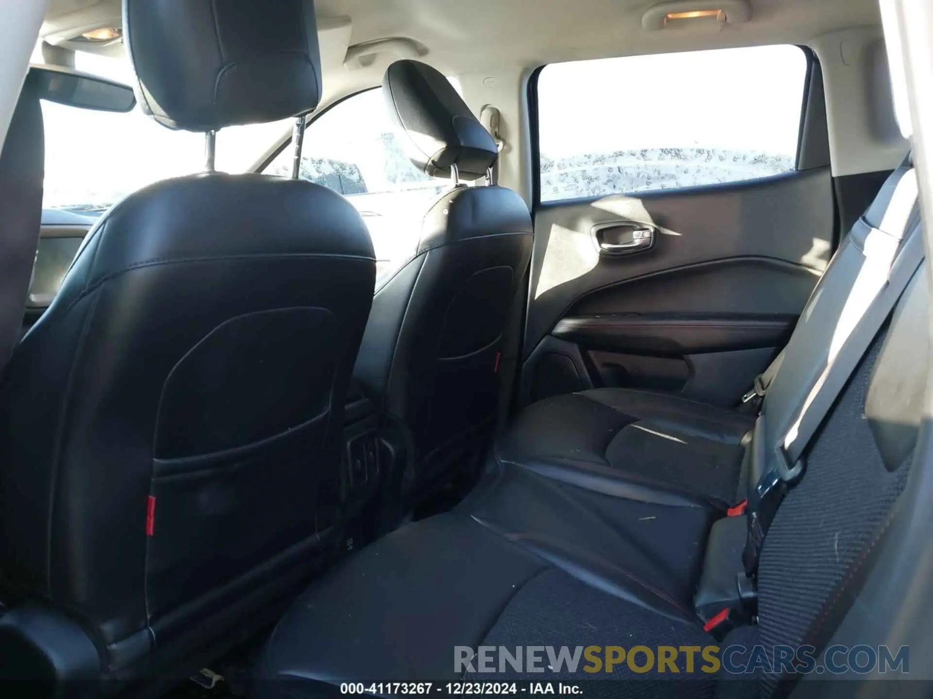 8 Photograph of a damaged car 3C4NJDDB2KT739950 JEEP COMPASS 2019