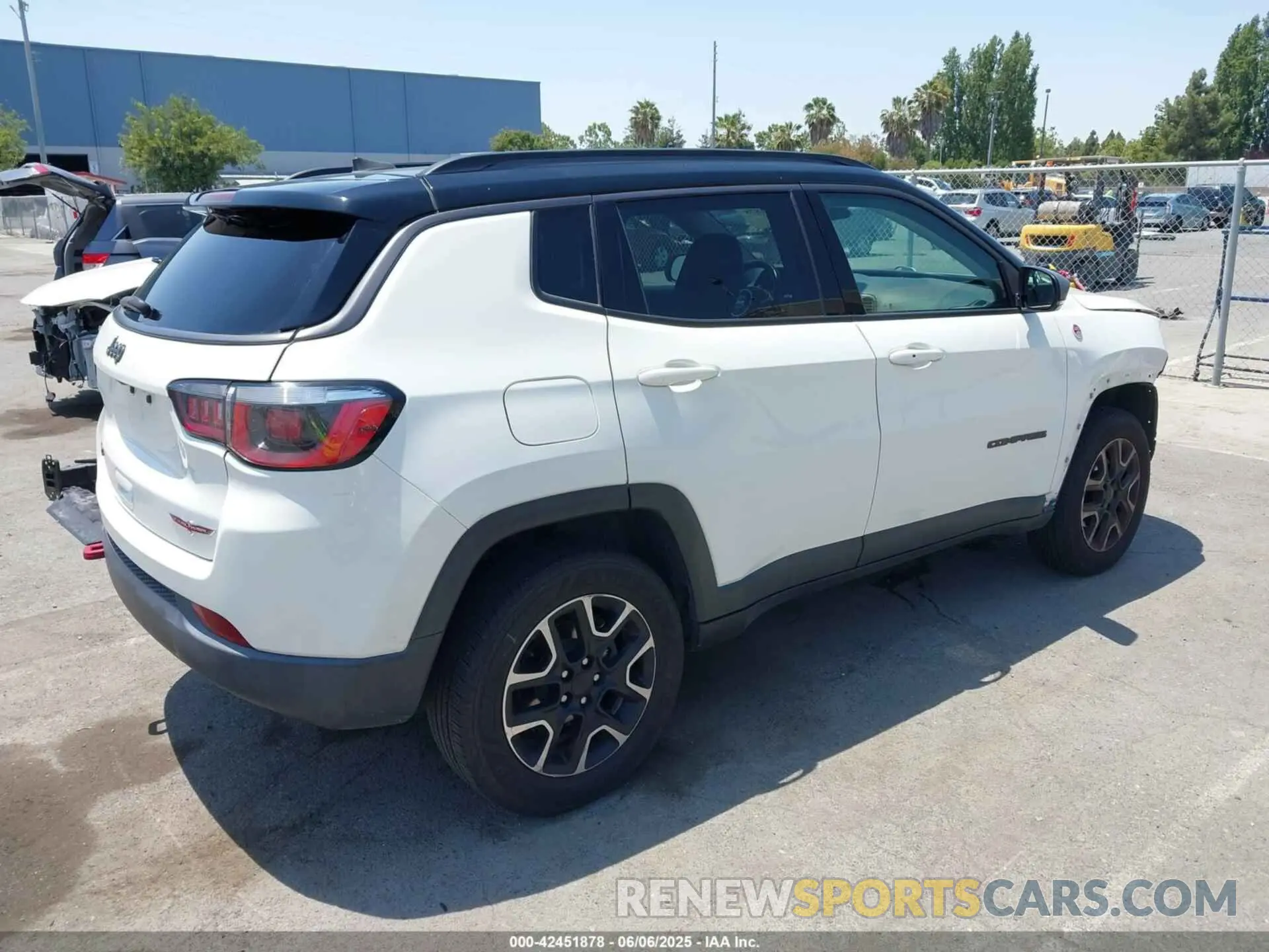 4 Photograph of a damaged car 3C4NJDDB4KT799406 JEEP COMPASS 2019