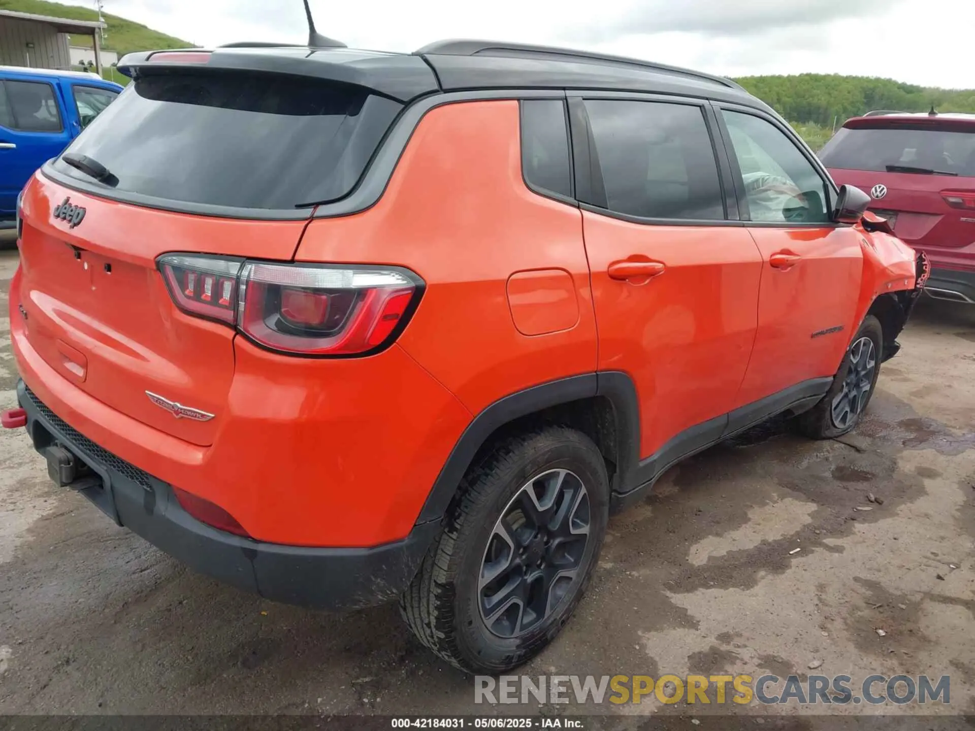 4 Photograph of a damaged car 3C4NJDDB5KT754054 JEEP COMPASS 2019