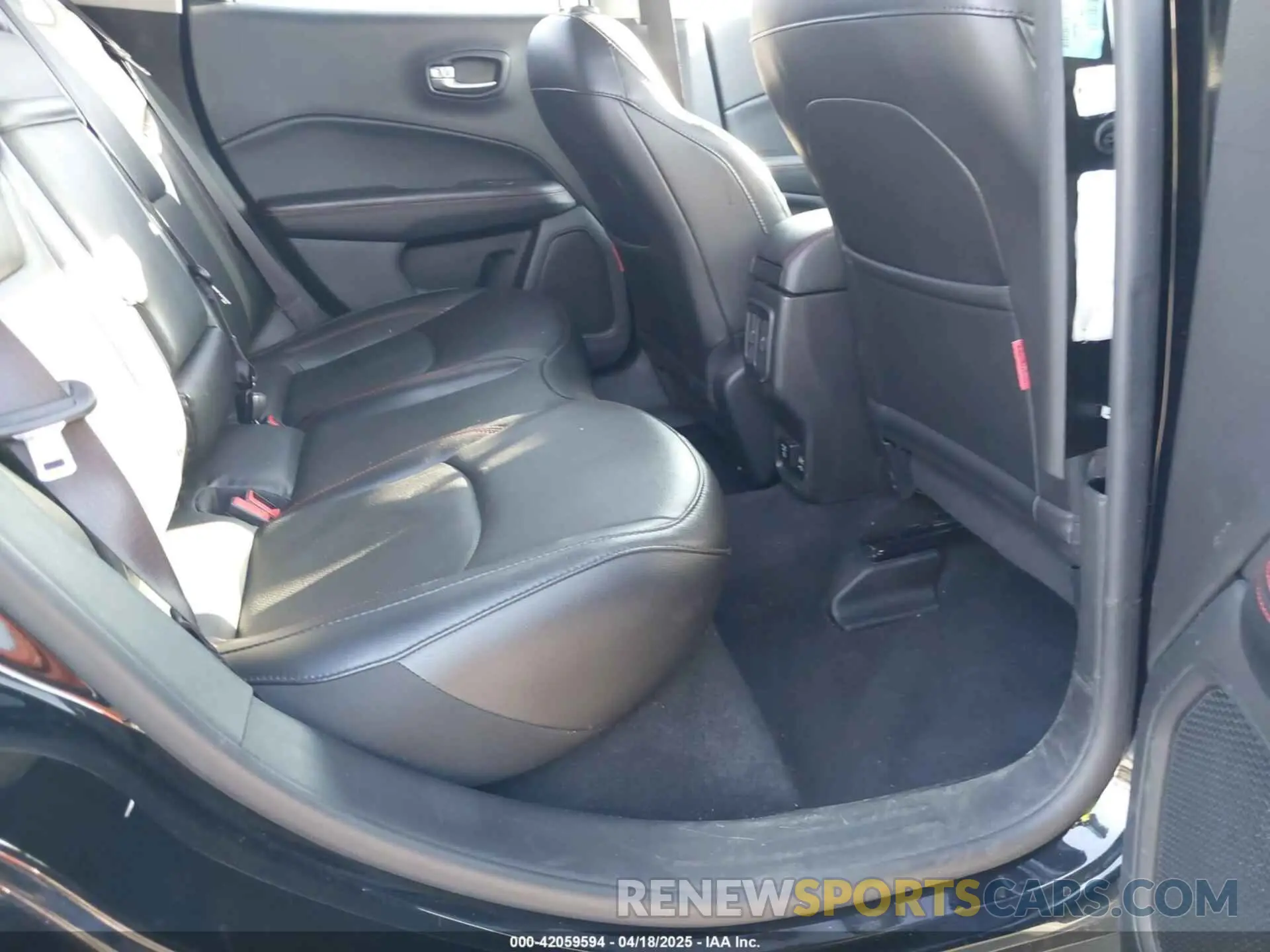 8 Photograph of a damaged car 3C4NJDDB5KT800515 JEEP COMPASS 2019