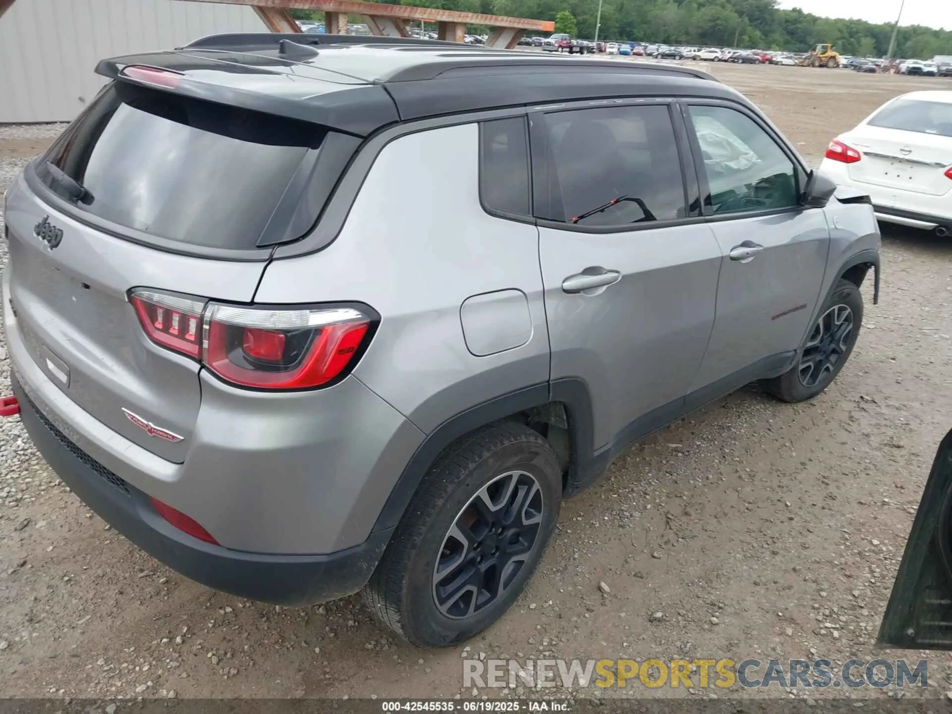 4 Photograph of a damaged car 3C4NJDDB7KT671001 JEEP COMPASS 2019