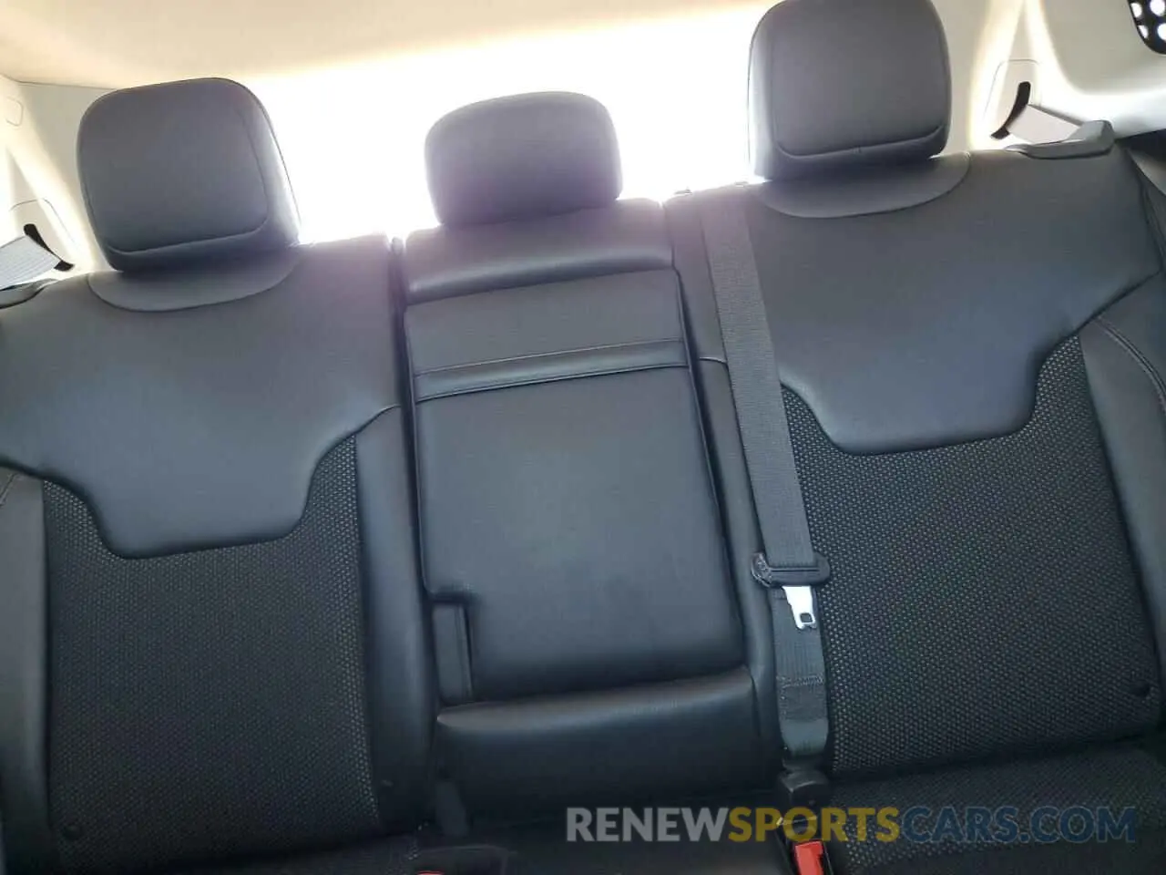 10 Photograph of a damaged car 3C4NJDDB7KT795995 JEEP COMPASS 2019