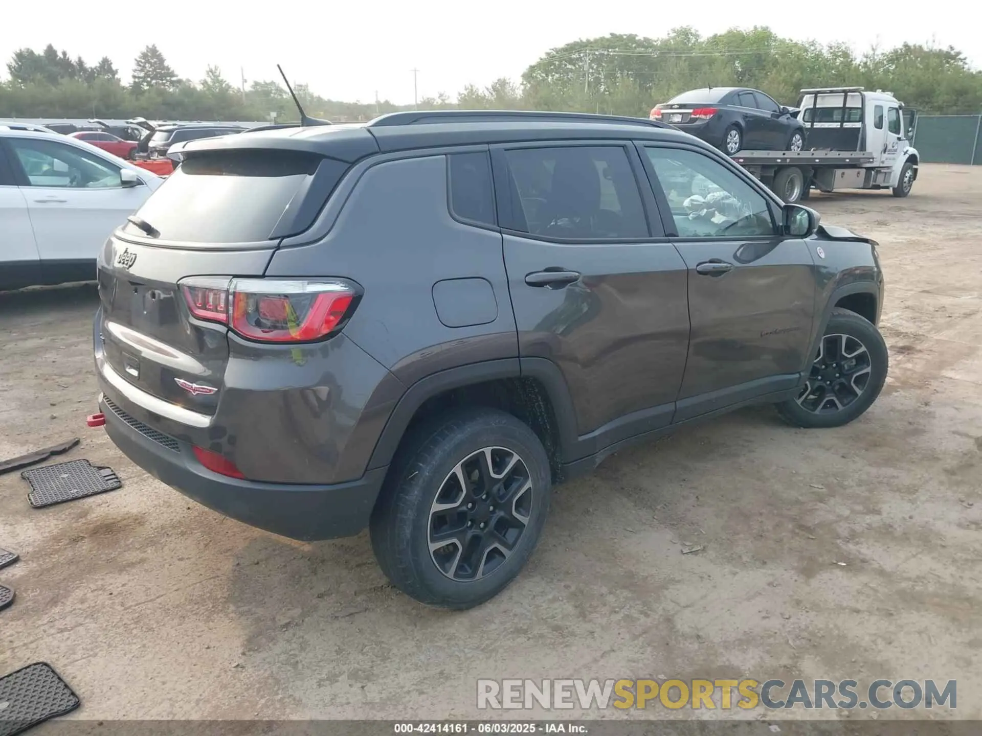 4 Photograph of a damaged car 3C4NJDDB9KT686048 JEEP COMPASS 2019