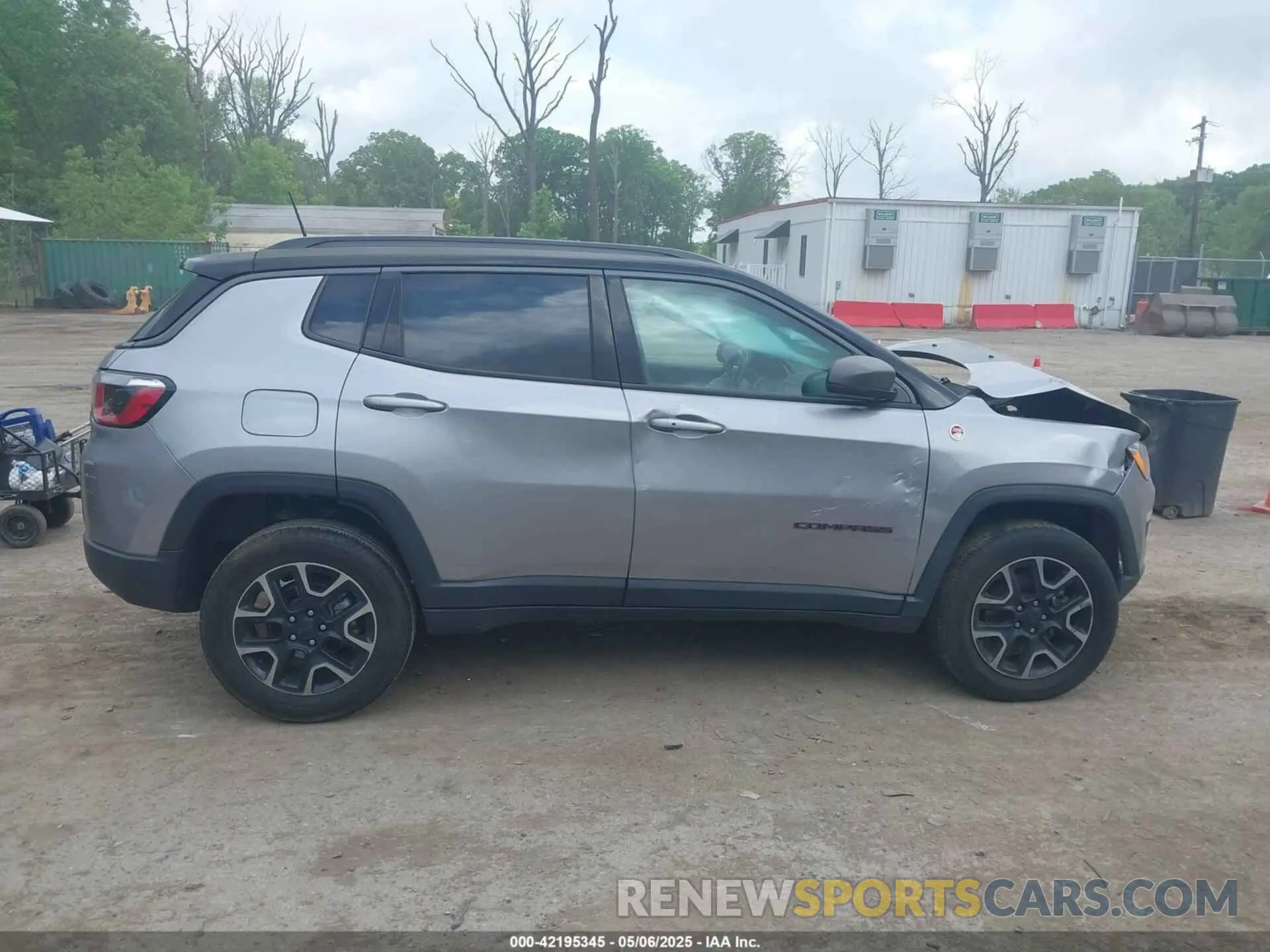 13 Photograph of a damaged car 3C4NJDDB9KT739654 JEEP COMPASS 2019