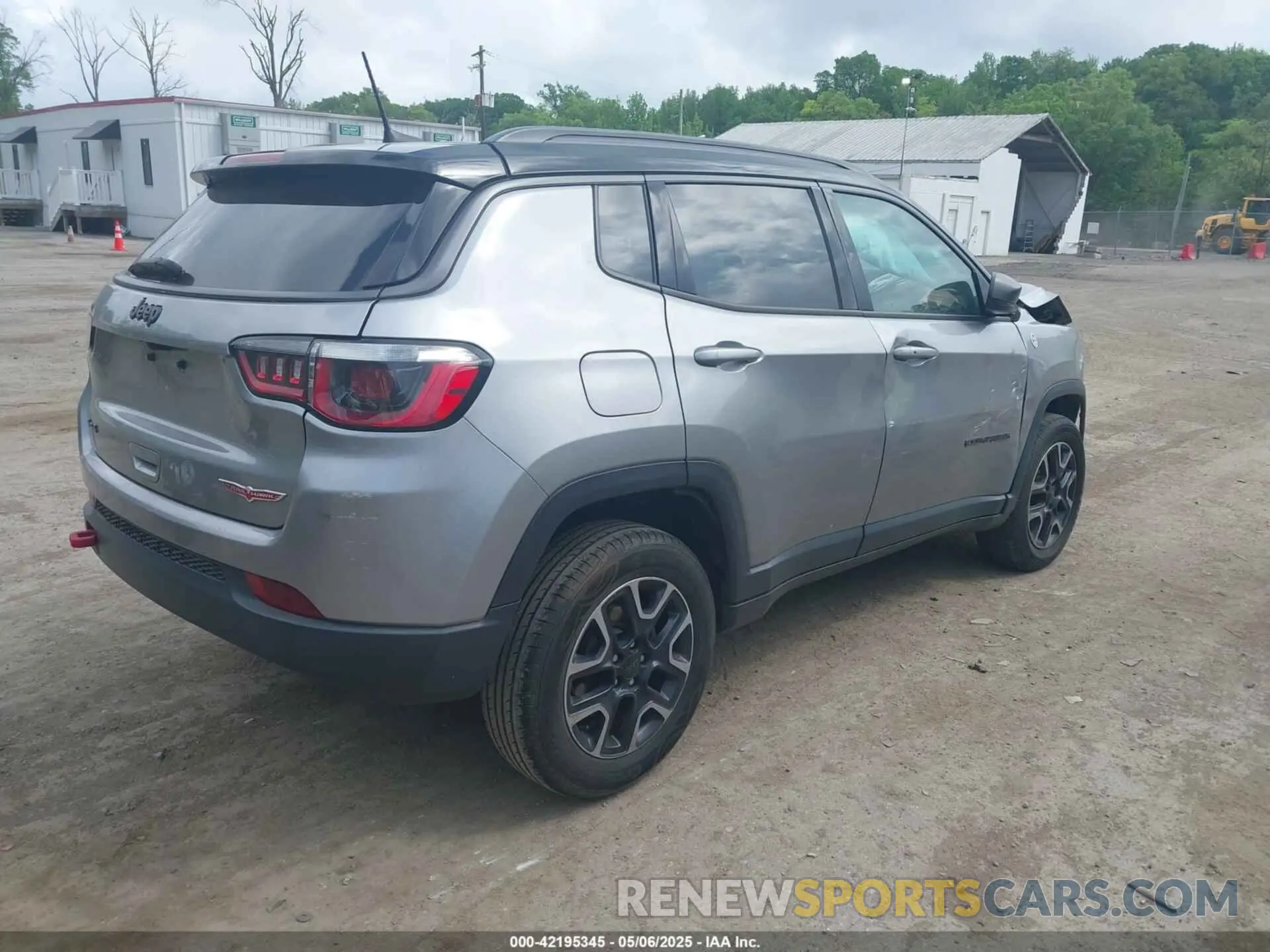 4 Photograph of a damaged car 3C4NJDDB9KT739654 JEEP COMPASS 2019