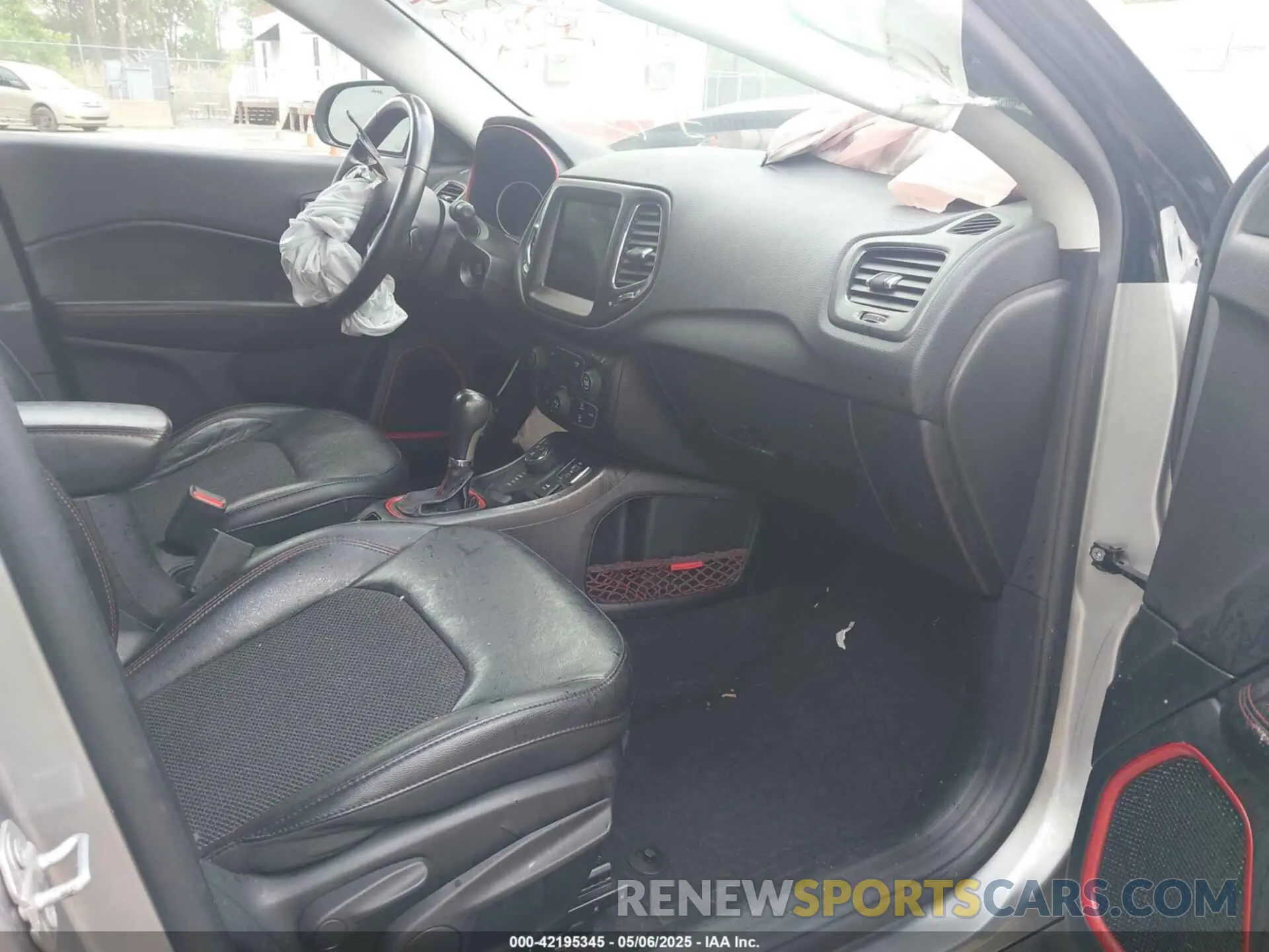 5 Photograph of a damaged car 3C4NJDDB9KT739654 JEEP COMPASS 2019