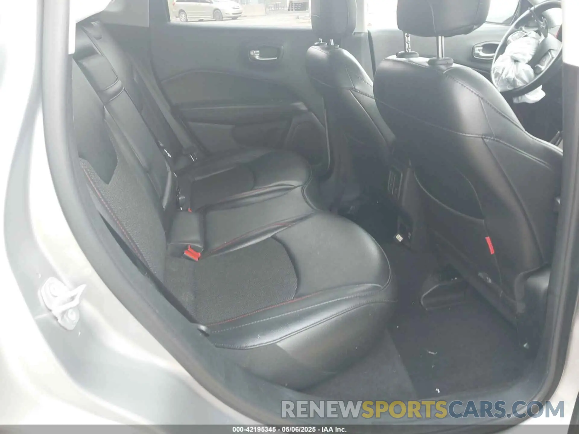8 Photograph of a damaged car 3C4NJDDB9KT739654 JEEP COMPASS 2019