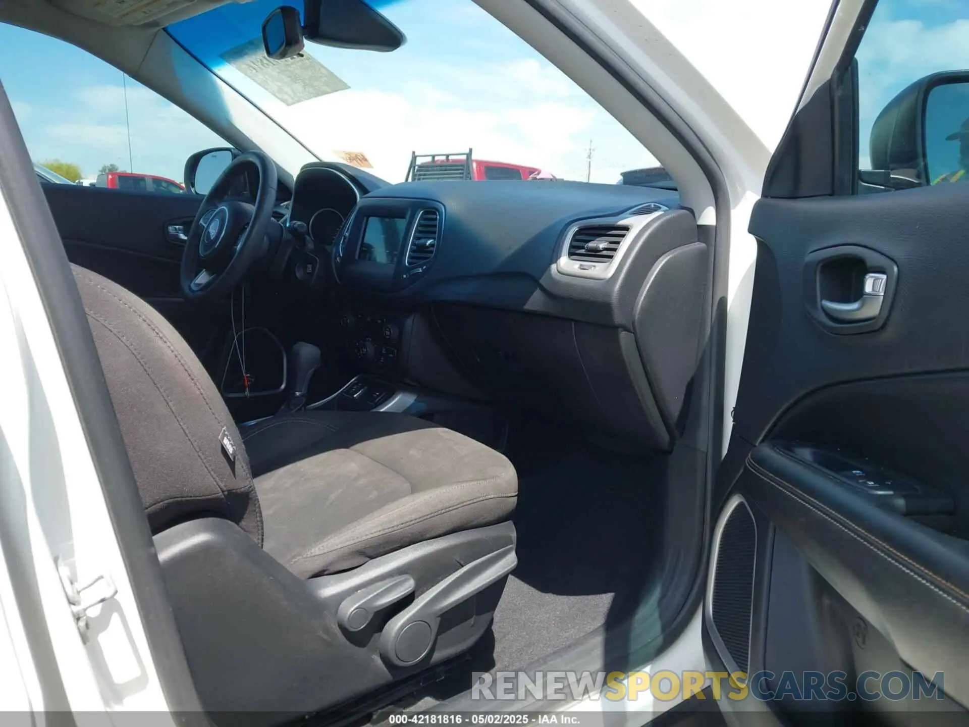 5 Photograph of a damaged car 3C4NJCAB5LT253133 JEEP COMPASS 2020