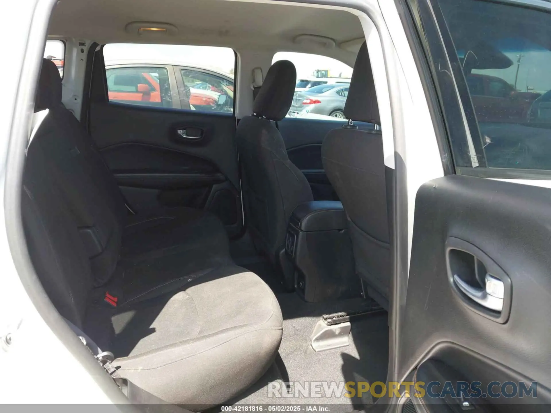 8 Photograph of a damaged car 3C4NJCAB5LT253133 JEEP COMPASS 2020