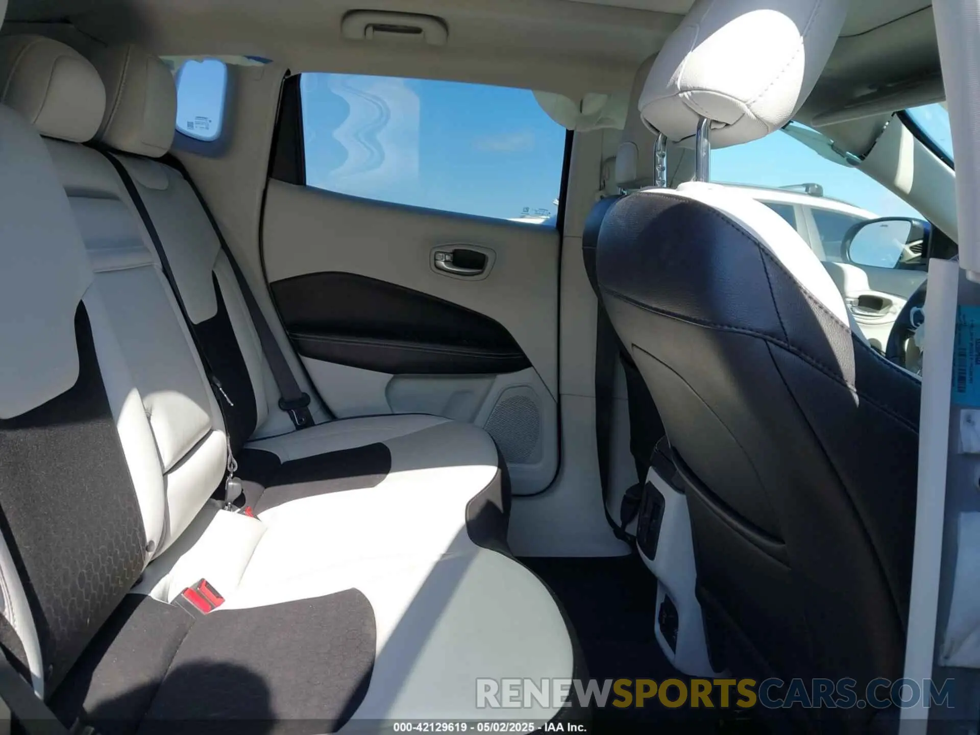8 Photograph of a damaged car 3C4NJCBB7LT130383 JEEP COMPASS 2020