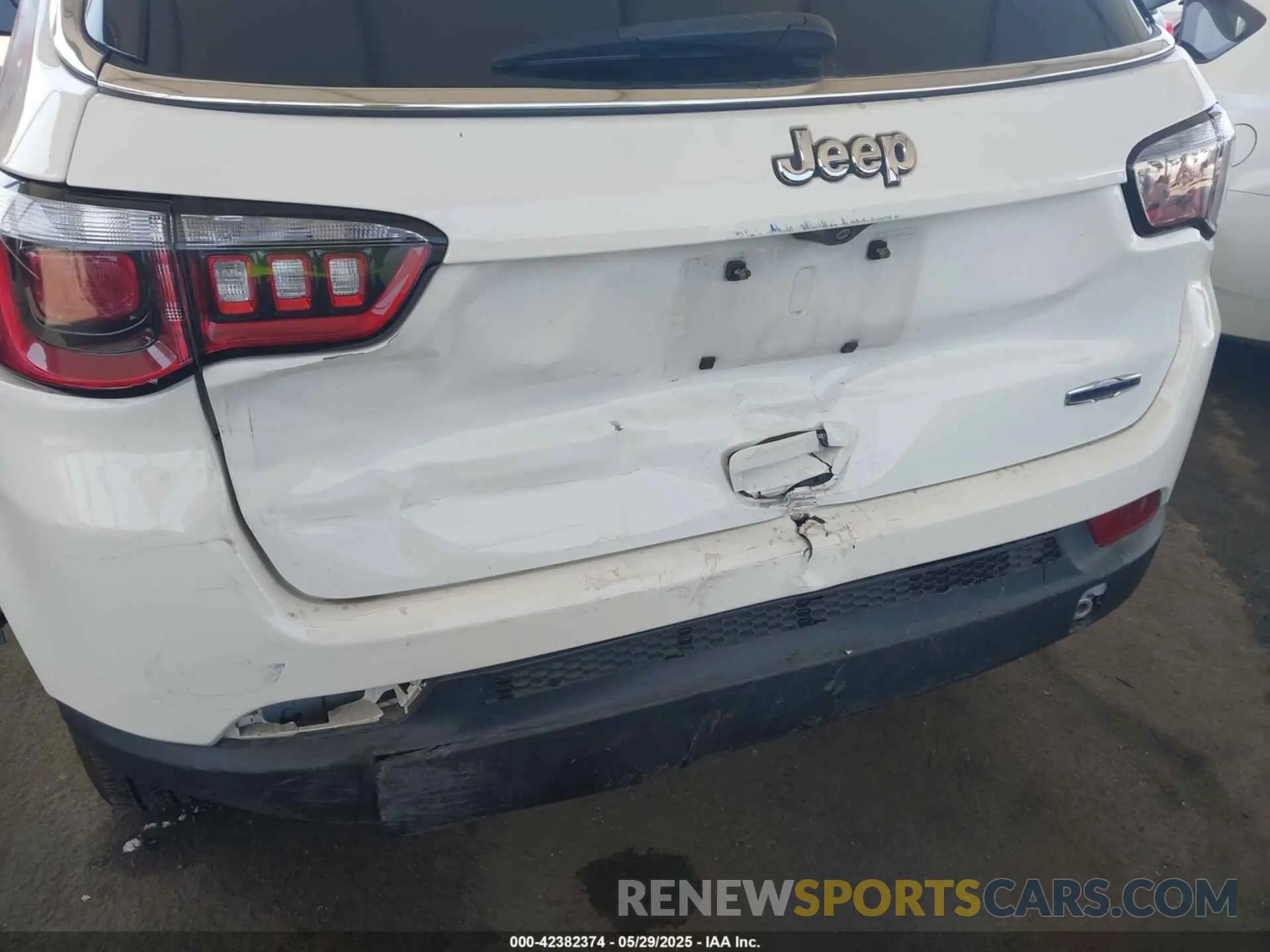18 Photograph of a damaged car 3C4NJCBB8LT141375 JEEP COMPASS 2020