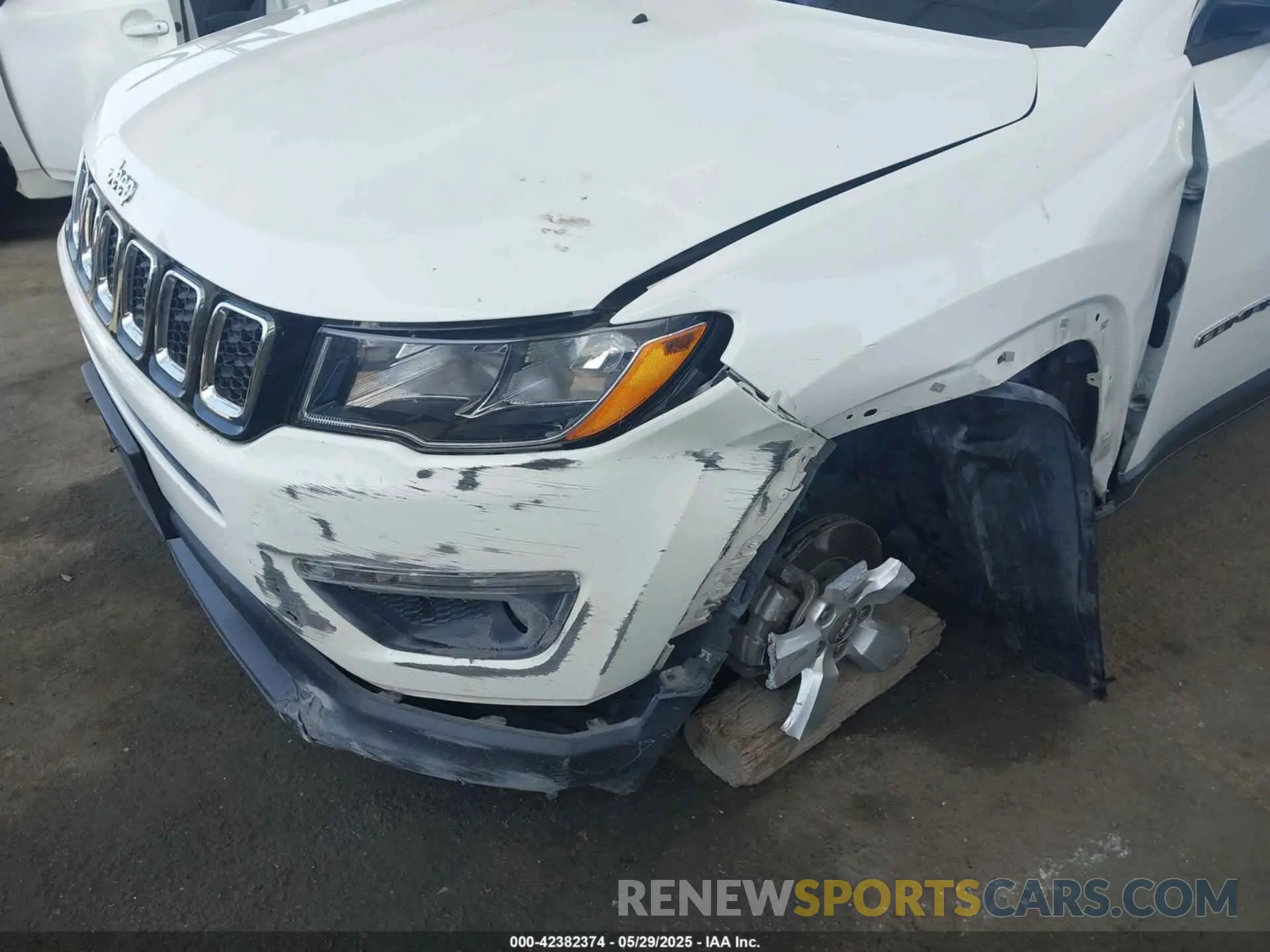 6 Photograph of a damaged car 3C4NJCBB8LT141375 JEEP COMPASS 2020