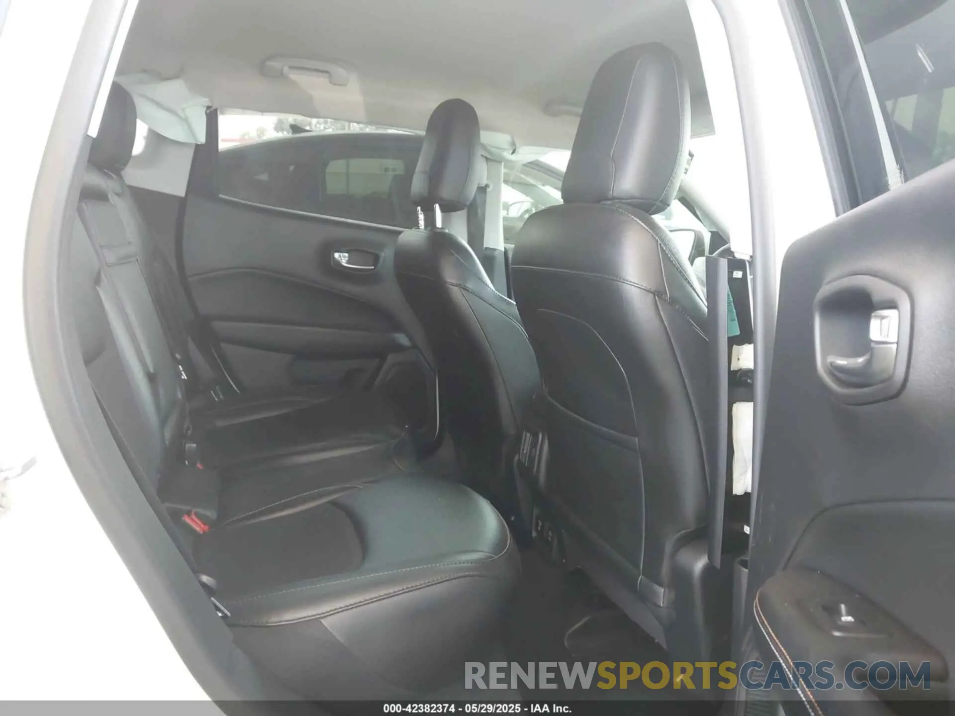 8 Photograph of a damaged car 3C4NJCBB8LT141375 JEEP COMPASS 2020