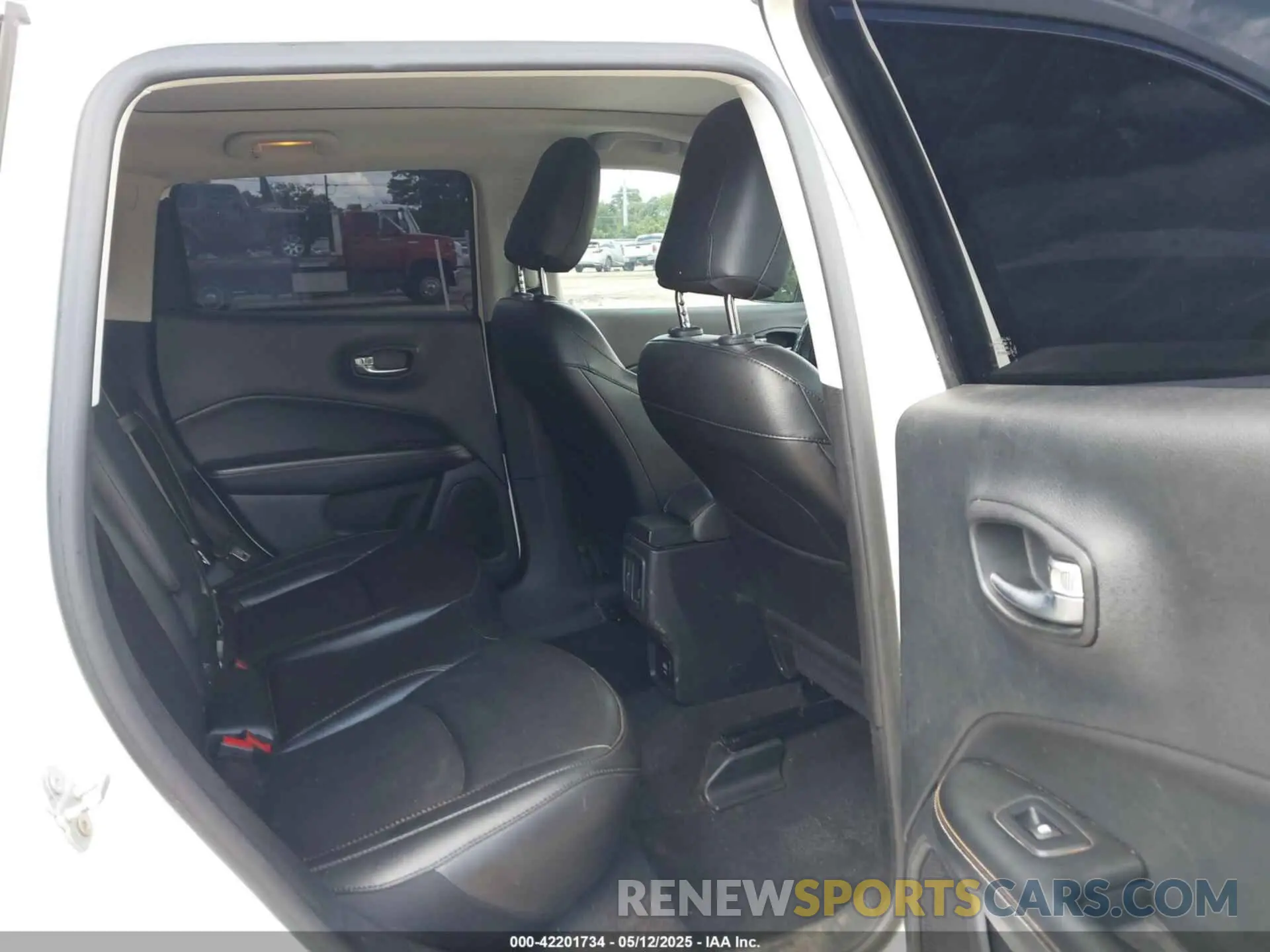 8 Photograph of a damaged car 3C4NJCBB8LT224711 JEEP COMPASS 2020