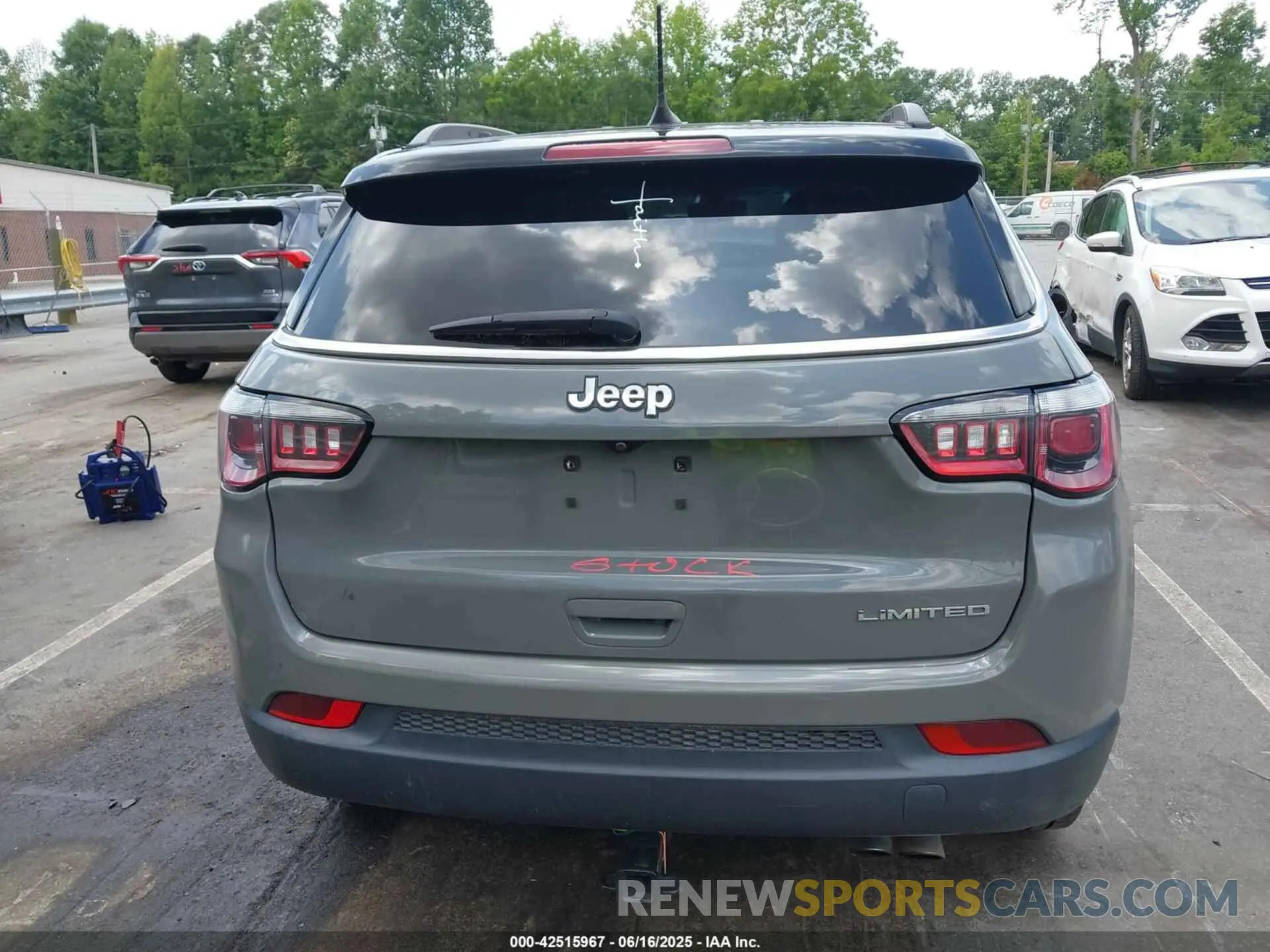 17 Photograph of a damaged car 3C4NJCCB5LT198373 JEEP COMPASS 2020