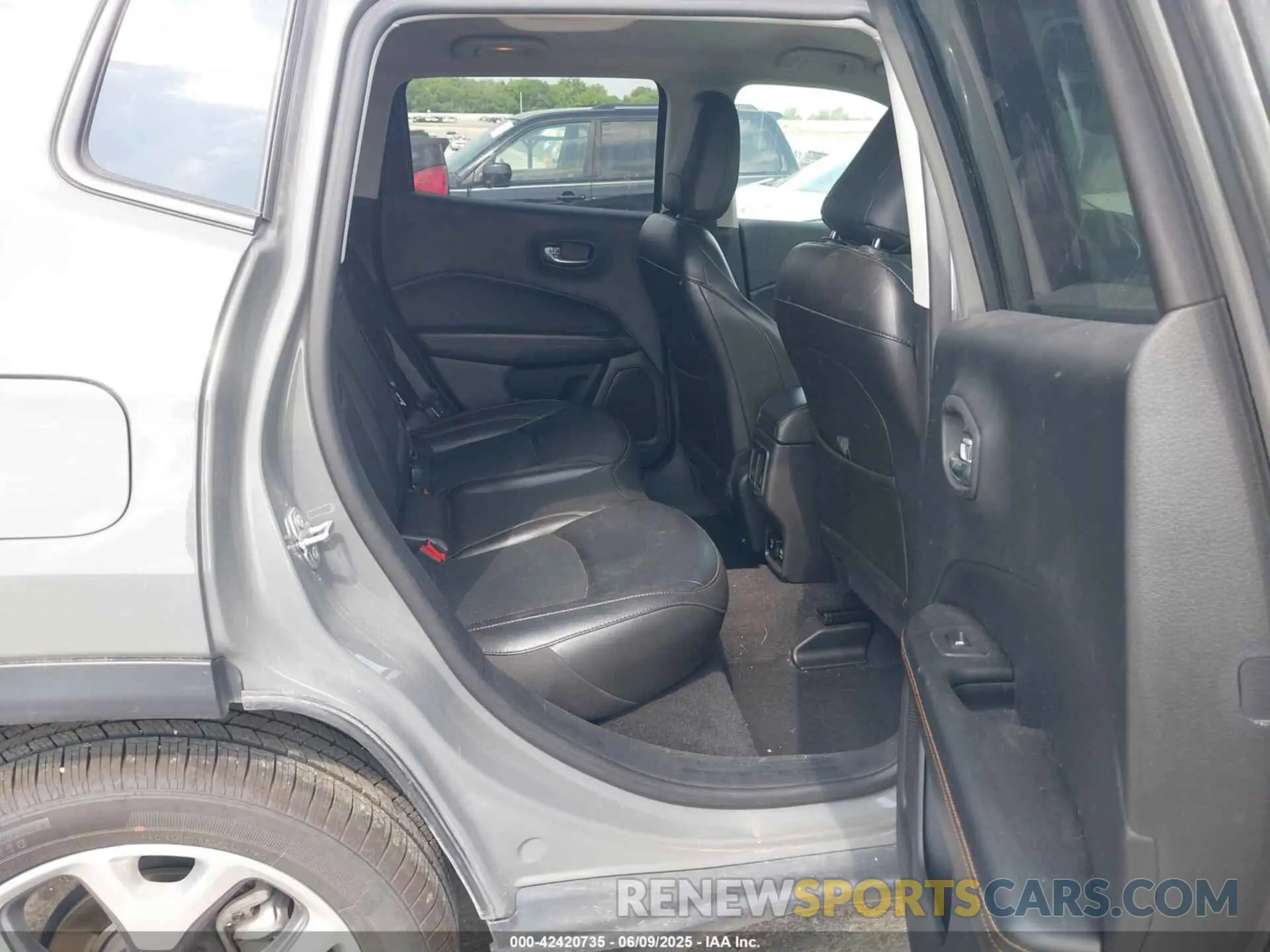 8 Photograph of a damaged car 3C4NJCCB8LT128866 JEEP COMPASS 2020