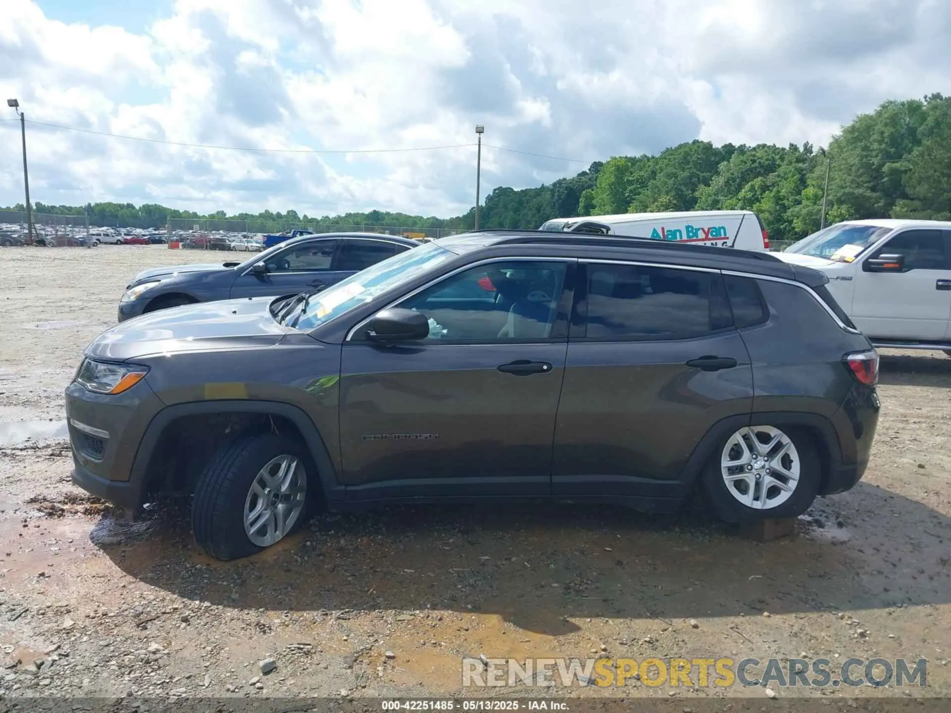 14 Photograph of a damaged car 3C4NJDAB0LT149235 JEEP COMPASS 2020