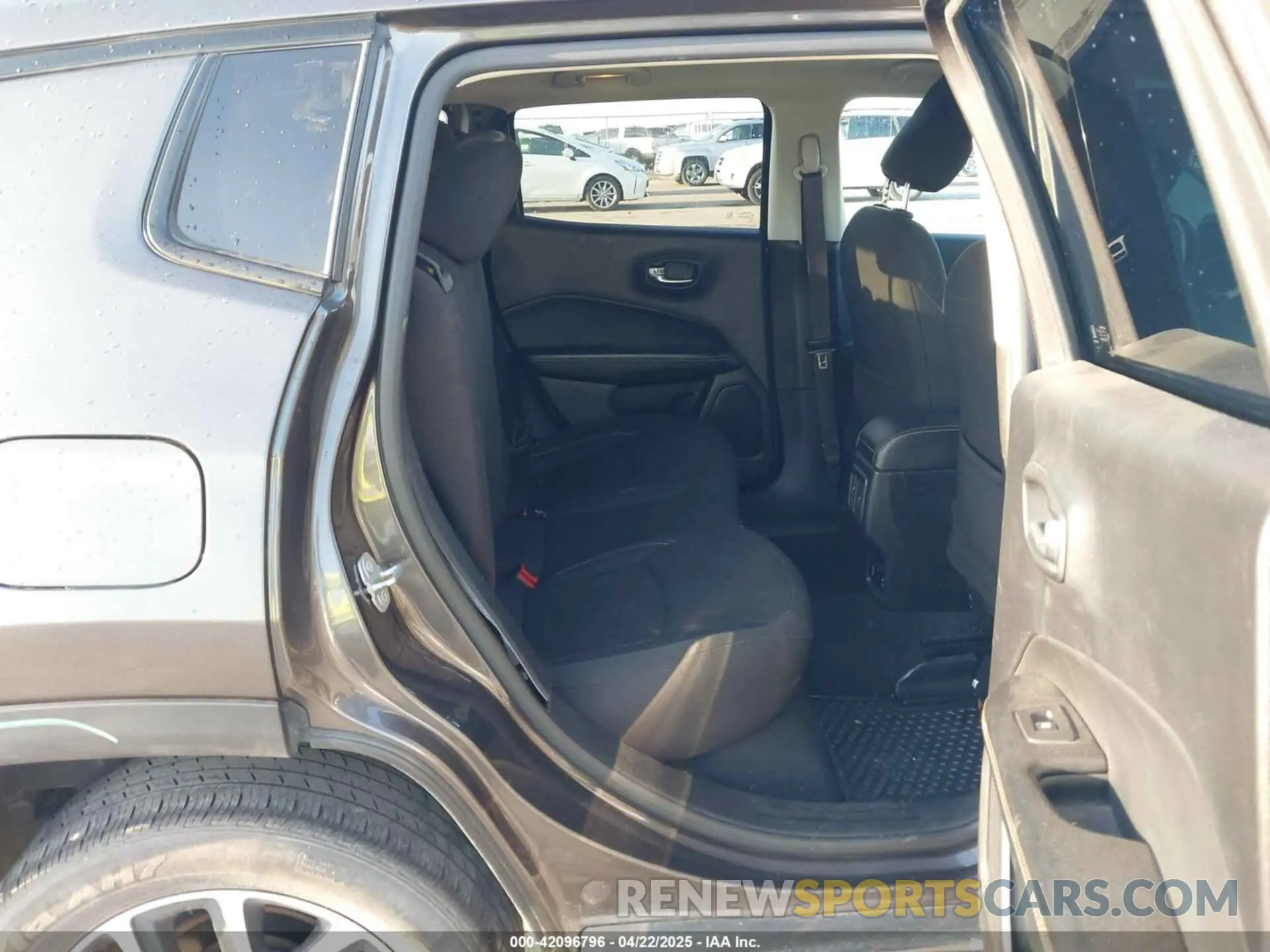 8 Photograph of a damaged car 3C4NJDAB3LT224171 JEEP COMPASS 2020