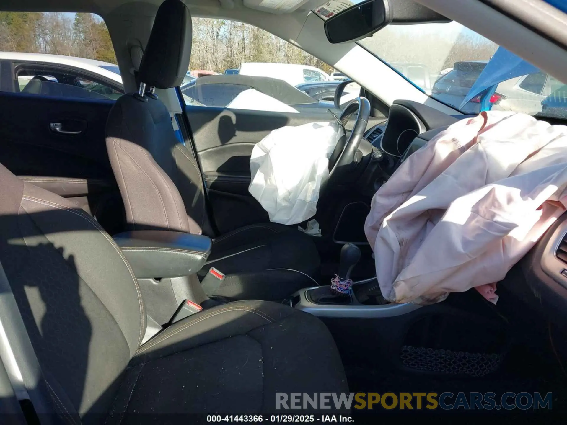 5 Photograph of a damaged car 3C4NJDABXLT156953 JEEP COMPASS 2020
