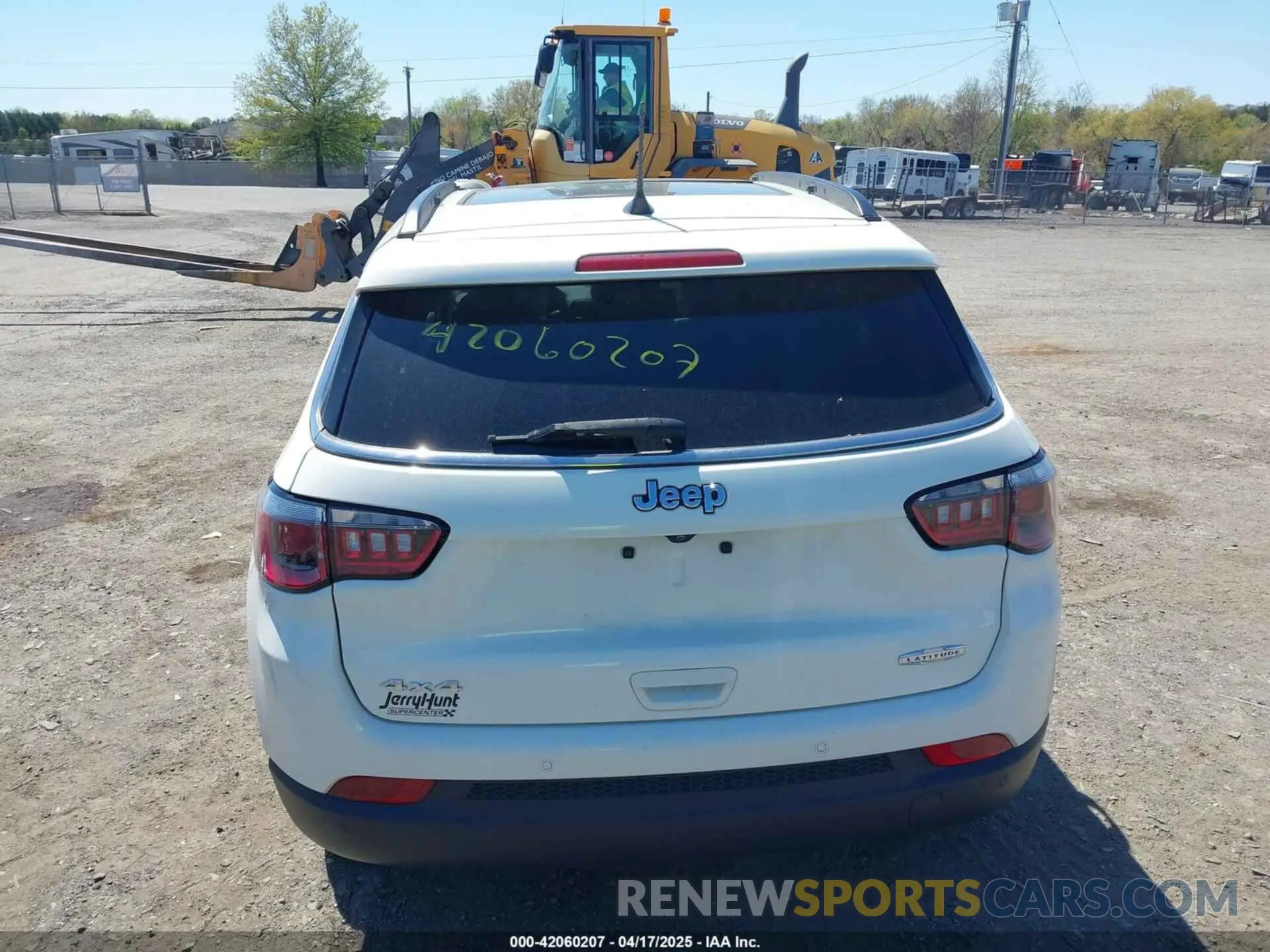17 Photograph of a damaged car 3C4NJDBB4LT222752 JEEP COMPASS 2020