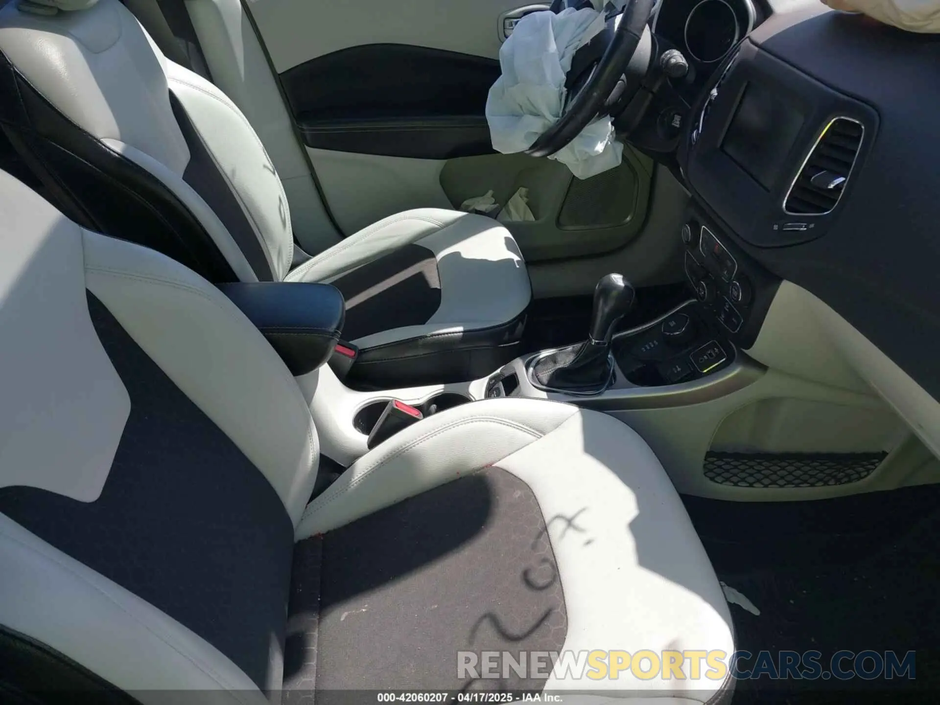 5 Photograph of a damaged car 3C4NJDBB4LT222752 JEEP COMPASS 2020