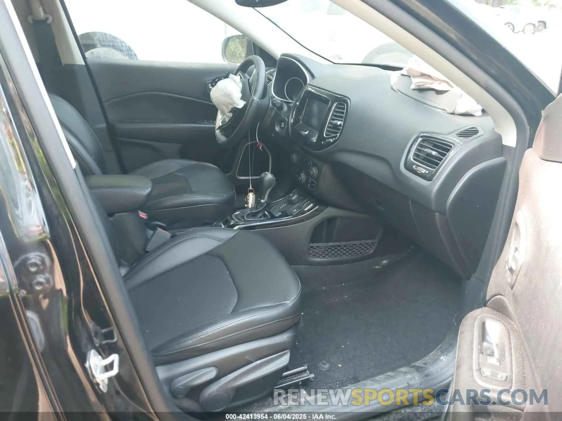 5 Photograph of a damaged car 3C4NJDBB8LT168615 JEEP COMPASS 2020