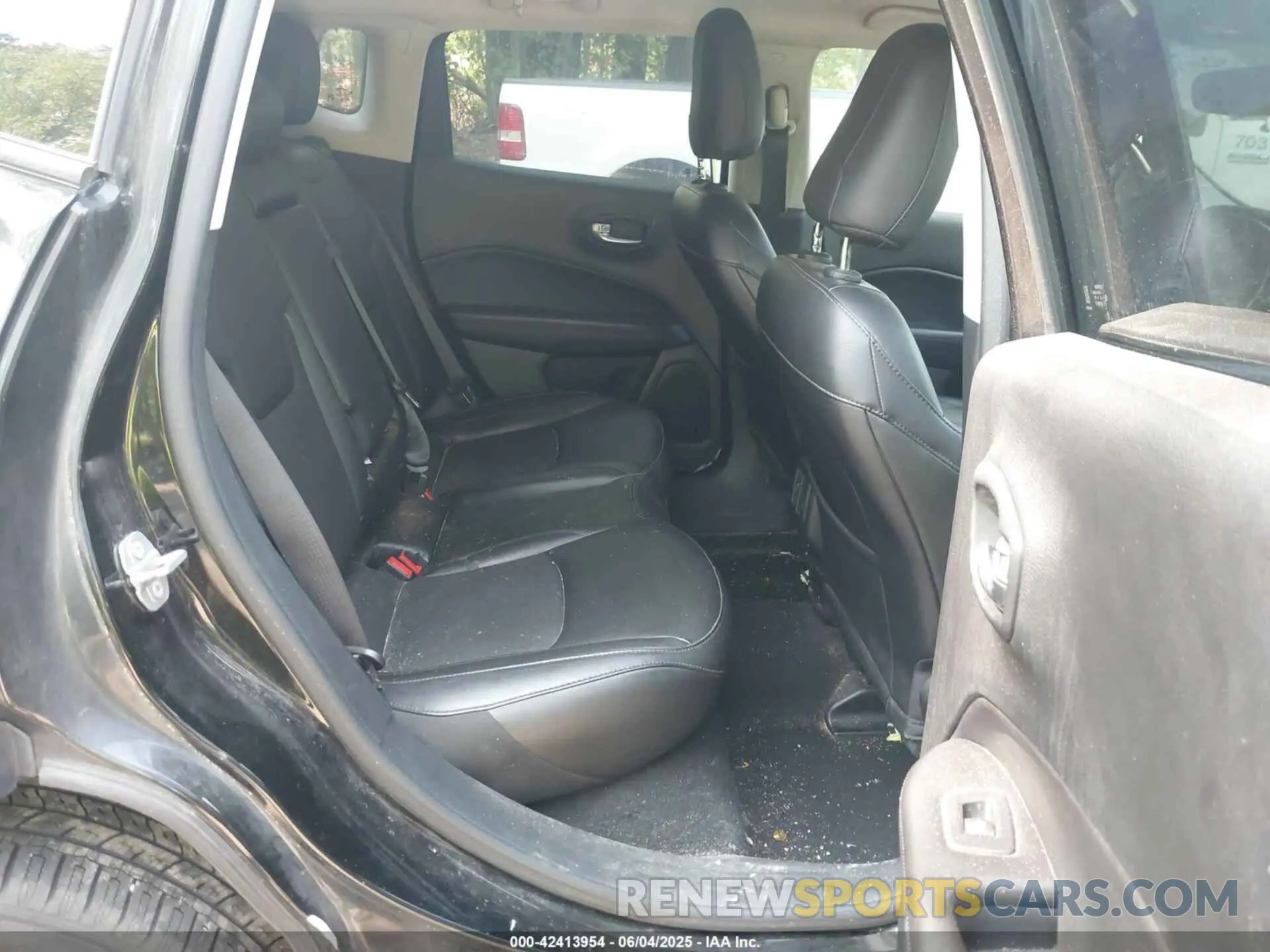 8 Photograph of a damaged car 3C4NJDBB8LT168615 JEEP COMPASS 2020