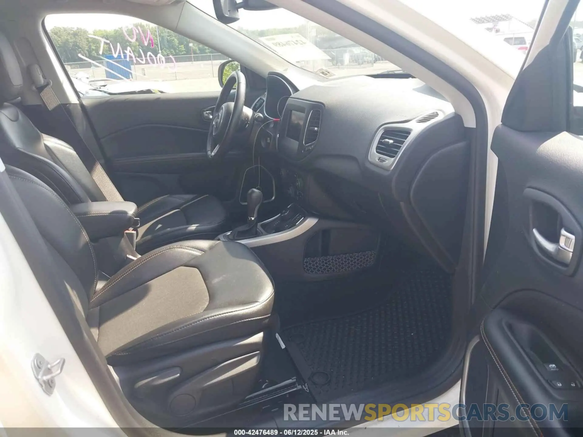 5 Photograph of a damaged car 3C4NJDBBXLT168695 JEEP COMPASS 2020