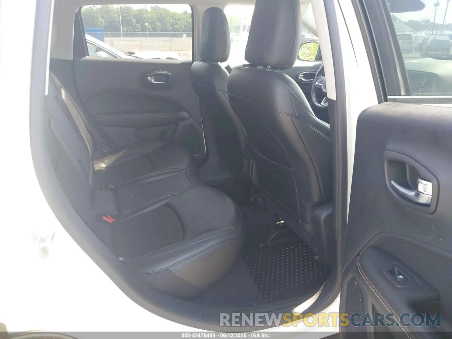 8 Photograph of a damaged car 3C4NJDBBXLT168695 JEEP COMPASS 2020