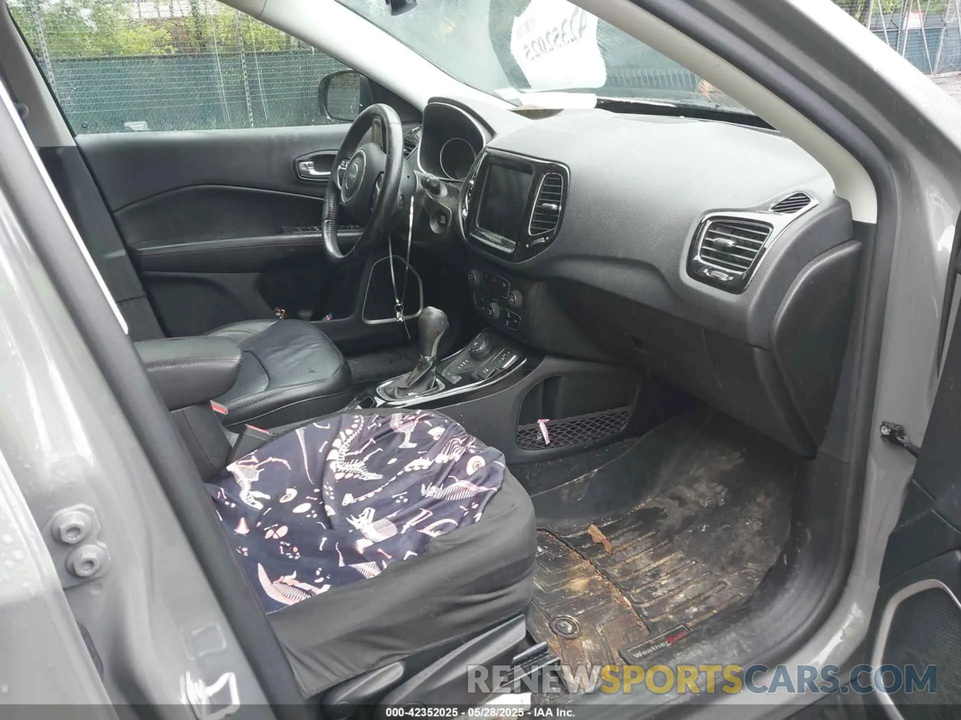 5 Photograph of a damaged car 3C4NJDCB4LT126814 JEEP COMPASS 2020