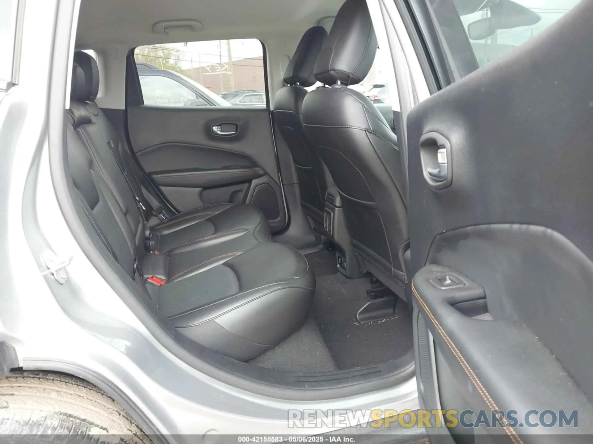 8 Photograph of a damaged car 3C4NJDCB7LT233985 JEEP COMPASS 2020