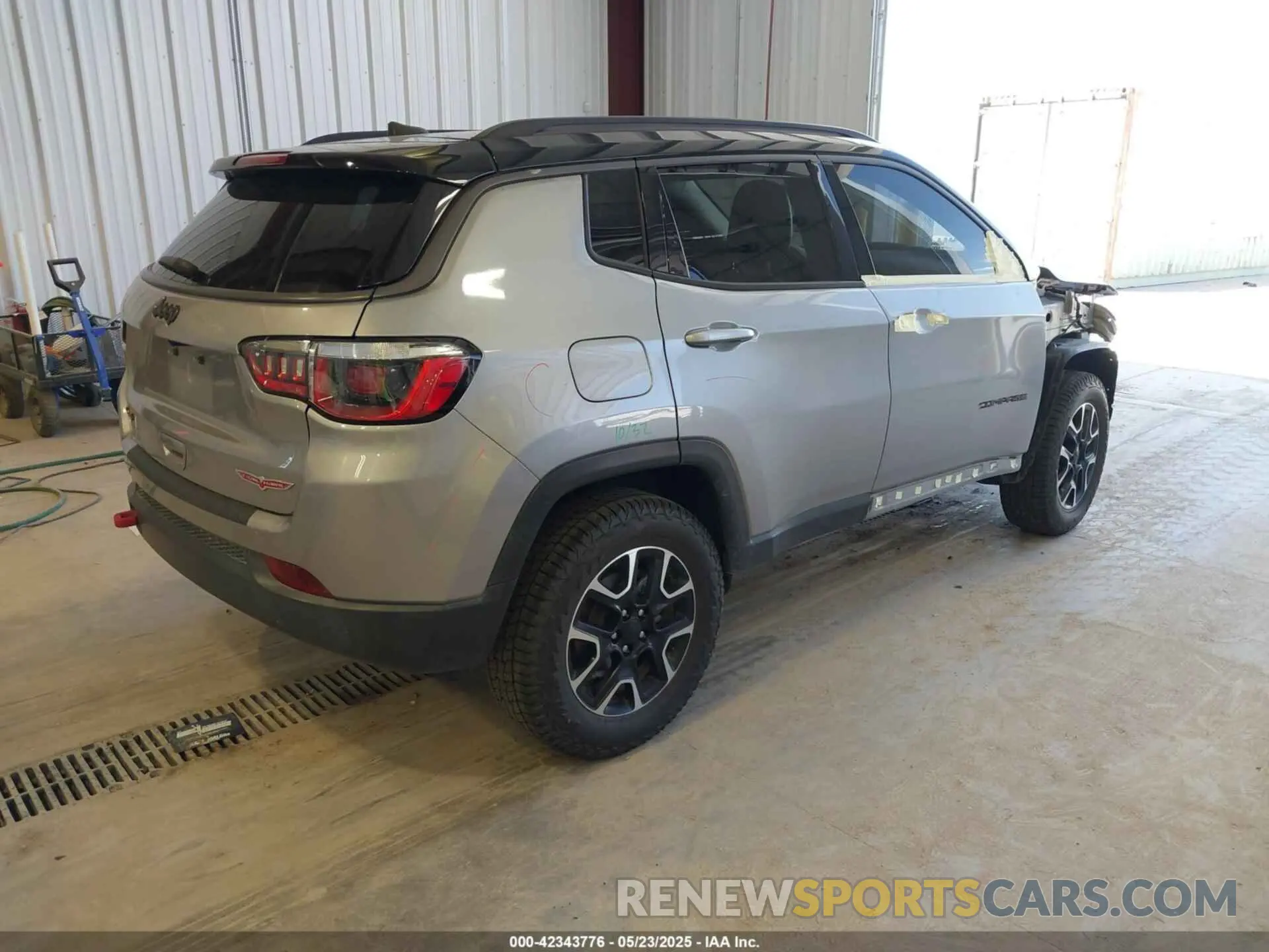 4 Photograph of a damaged car 3C4NJDDB3LT163111 JEEP COMPASS 2020