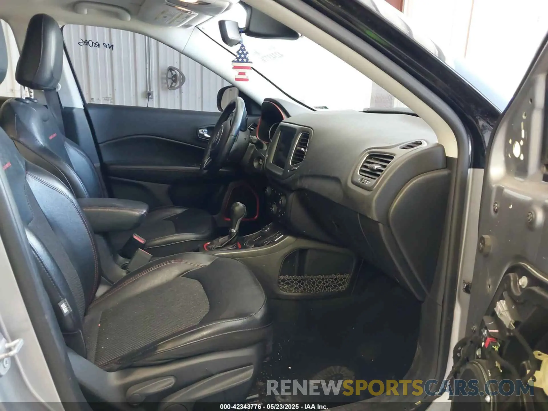 5 Photograph of a damaged car 3C4NJDDB3LT163111 JEEP COMPASS 2020