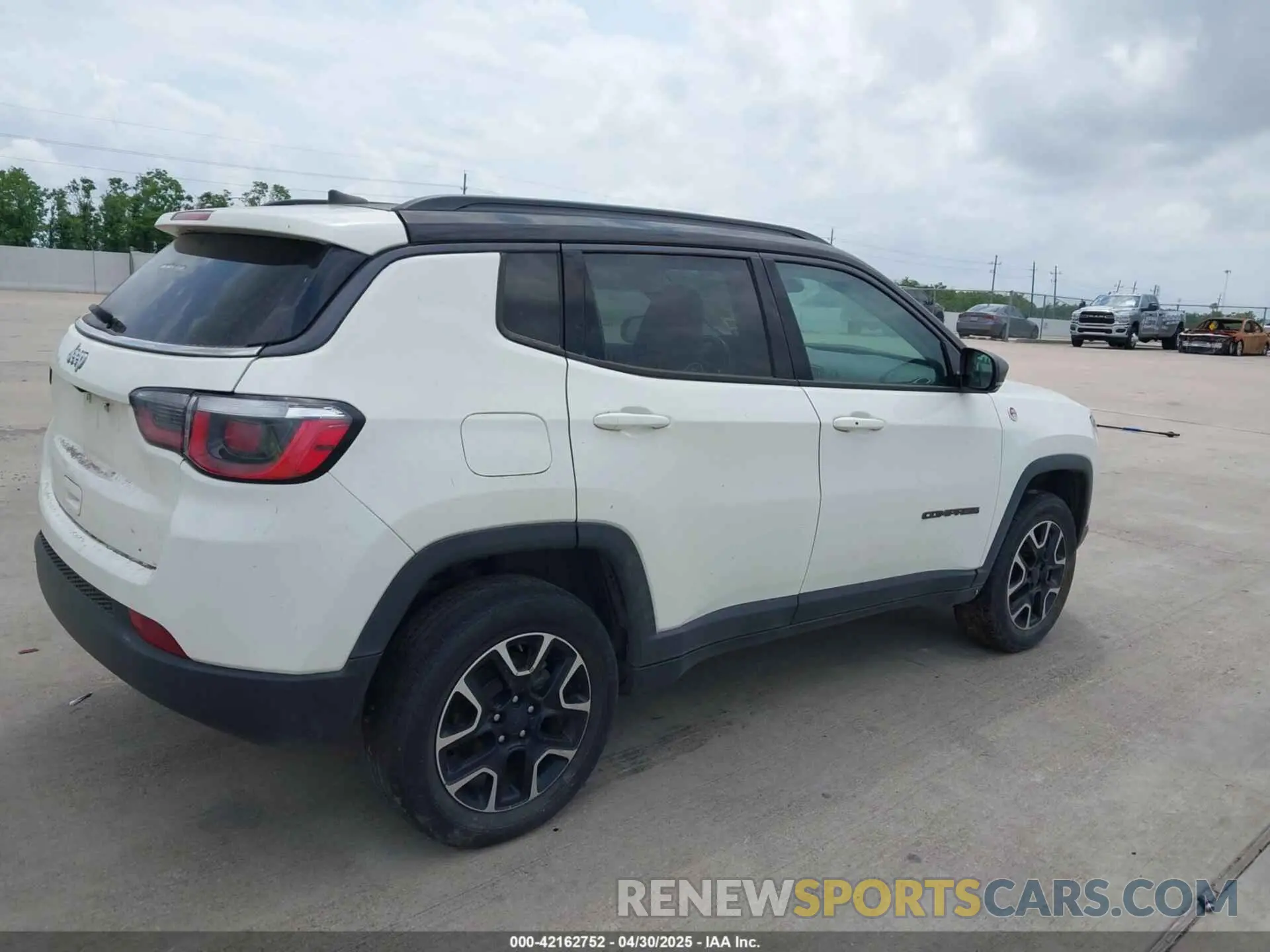 4 Photograph of a damaged car 3C4NJDDB5LT159559 JEEP COMPASS 2020