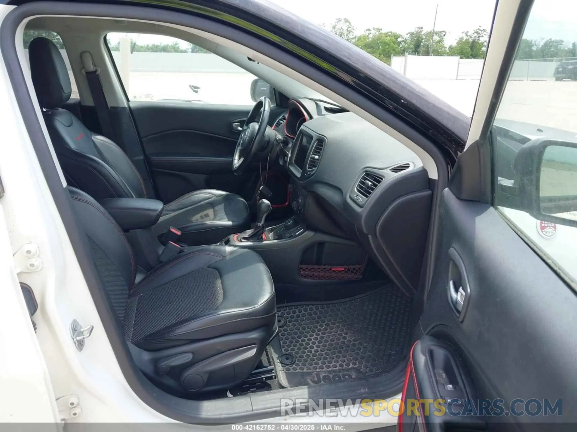 5 Photograph of a damaged car 3C4NJDDB5LT159559 JEEP COMPASS 2020