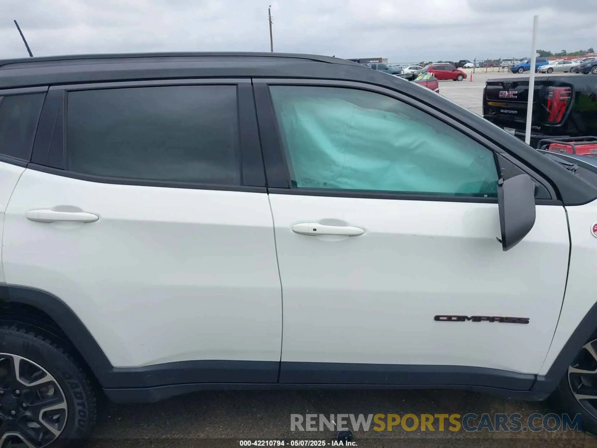 13 Photograph of a damaged car 3C4NJDDB6LT126585 JEEP COMPASS 2020