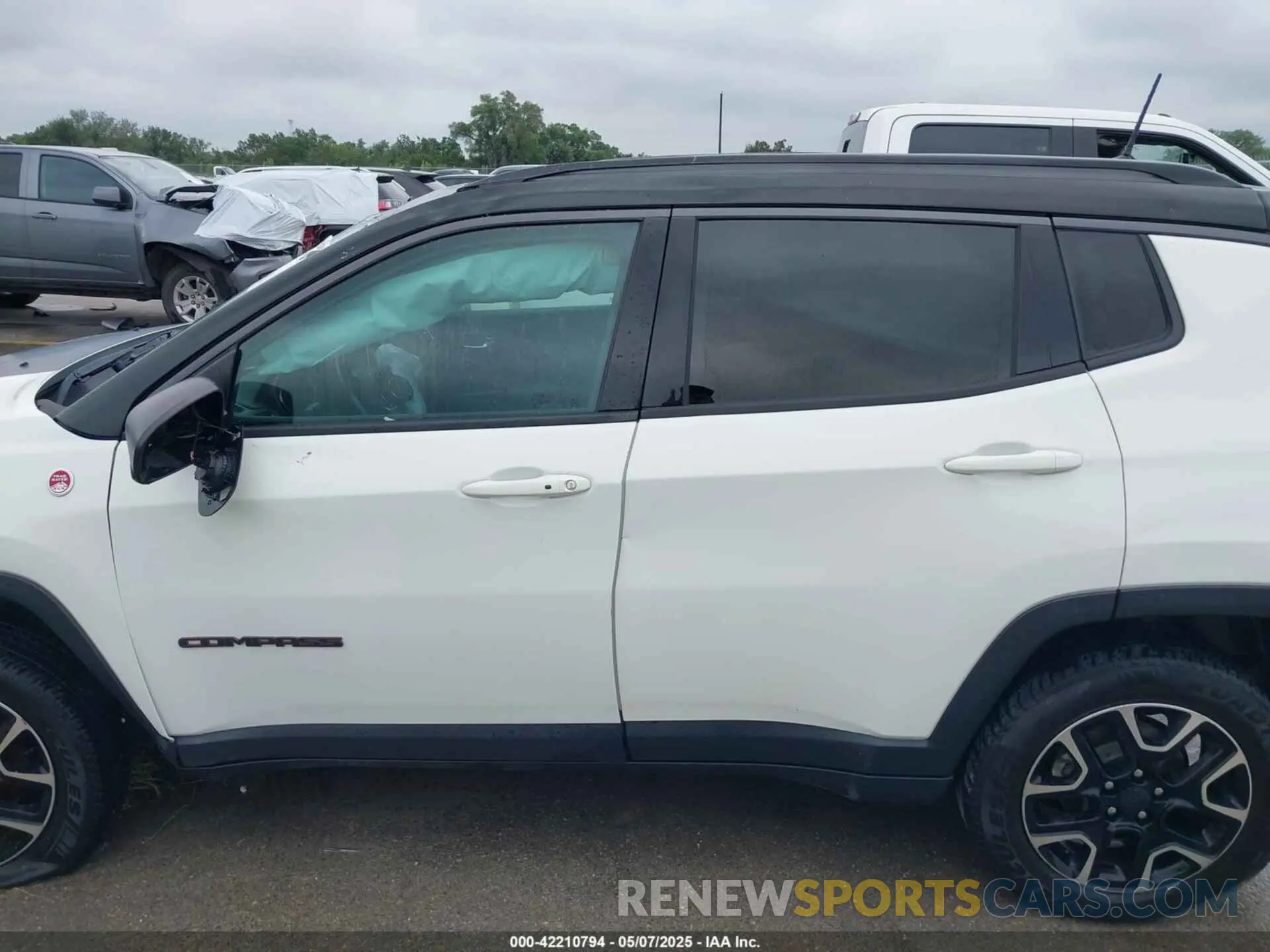 14 Photograph of a damaged car 3C4NJDDB6LT126585 JEEP COMPASS 2020