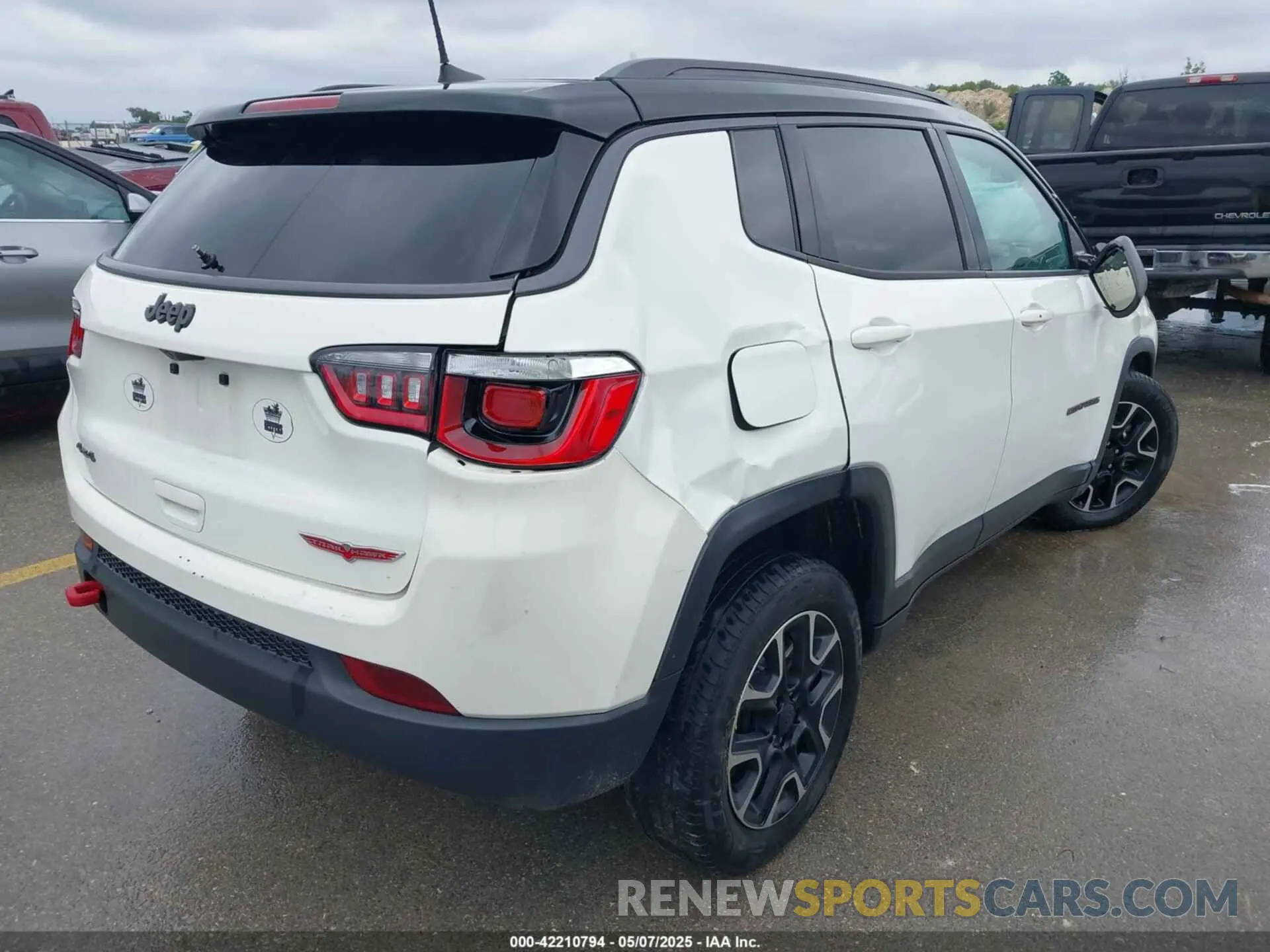 4 Photograph of a damaged car 3C4NJDDB6LT126585 JEEP COMPASS 2020