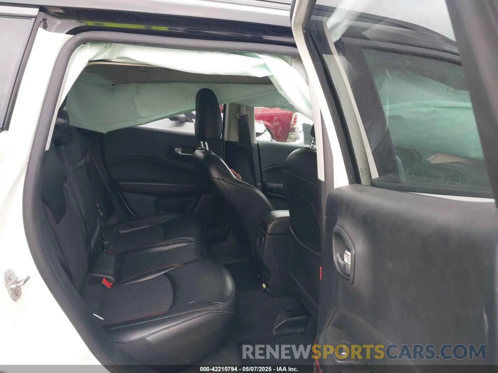 8 Photograph of a damaged car 3C4NJDDB6LT126585 JEEP COMPASS 2020