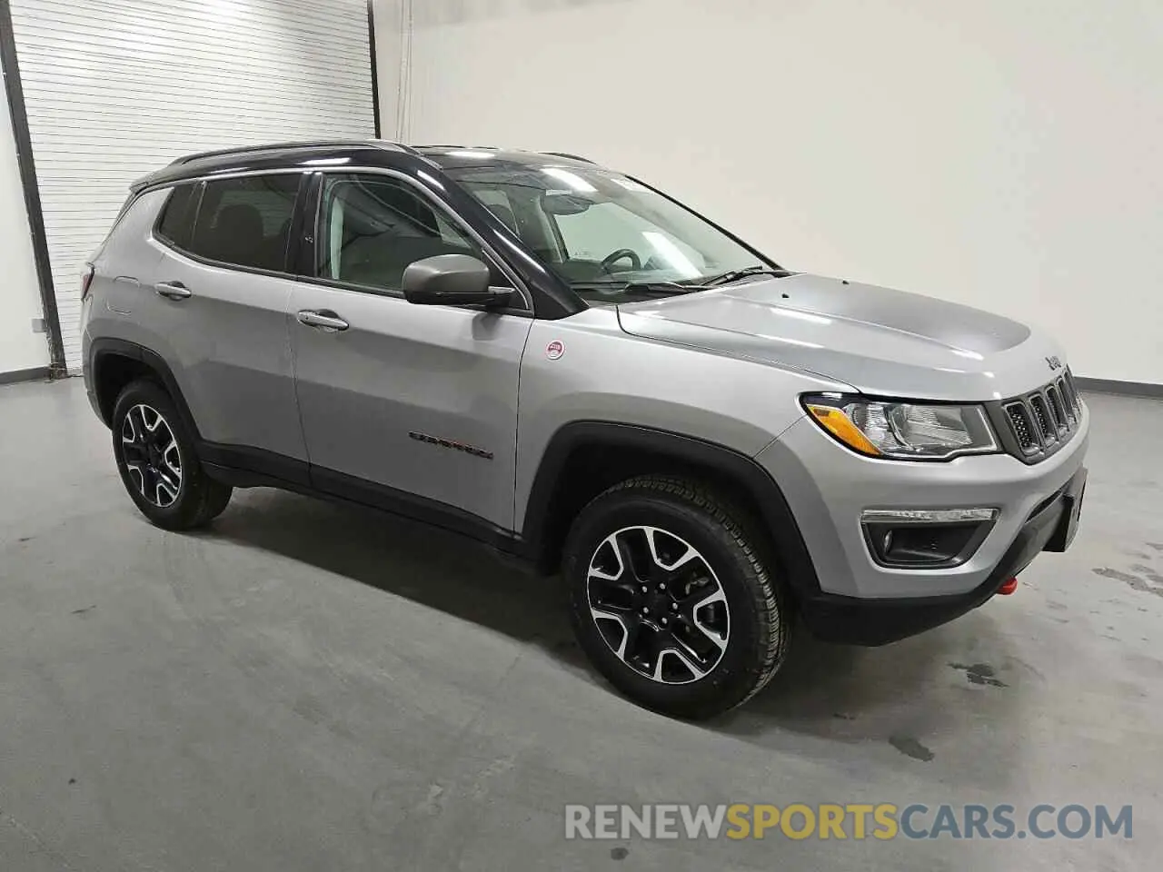4 Photograph of a damaged car 3C4NJDDB7LT163533 JEEP COMPASS 2020