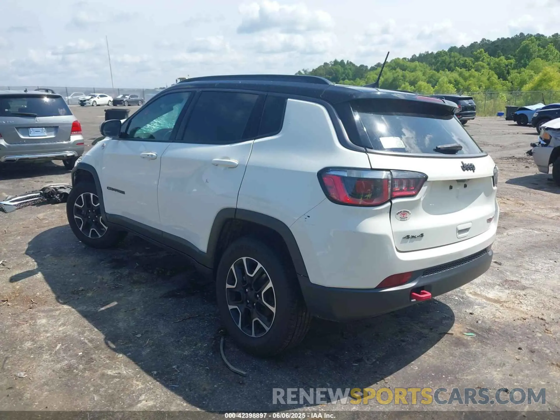 3 Photograph of a damaged car 3C4NJDDB7LT207871 JEEP COMPASS 2020