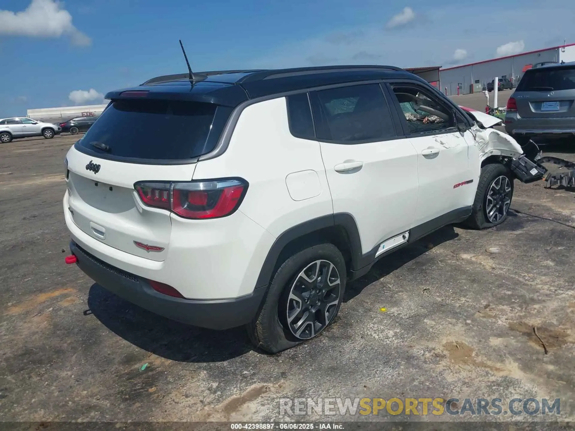 4 Photograph of a damaged car 3C4NJDDB7LT207871 JEEP COMPASS 2020