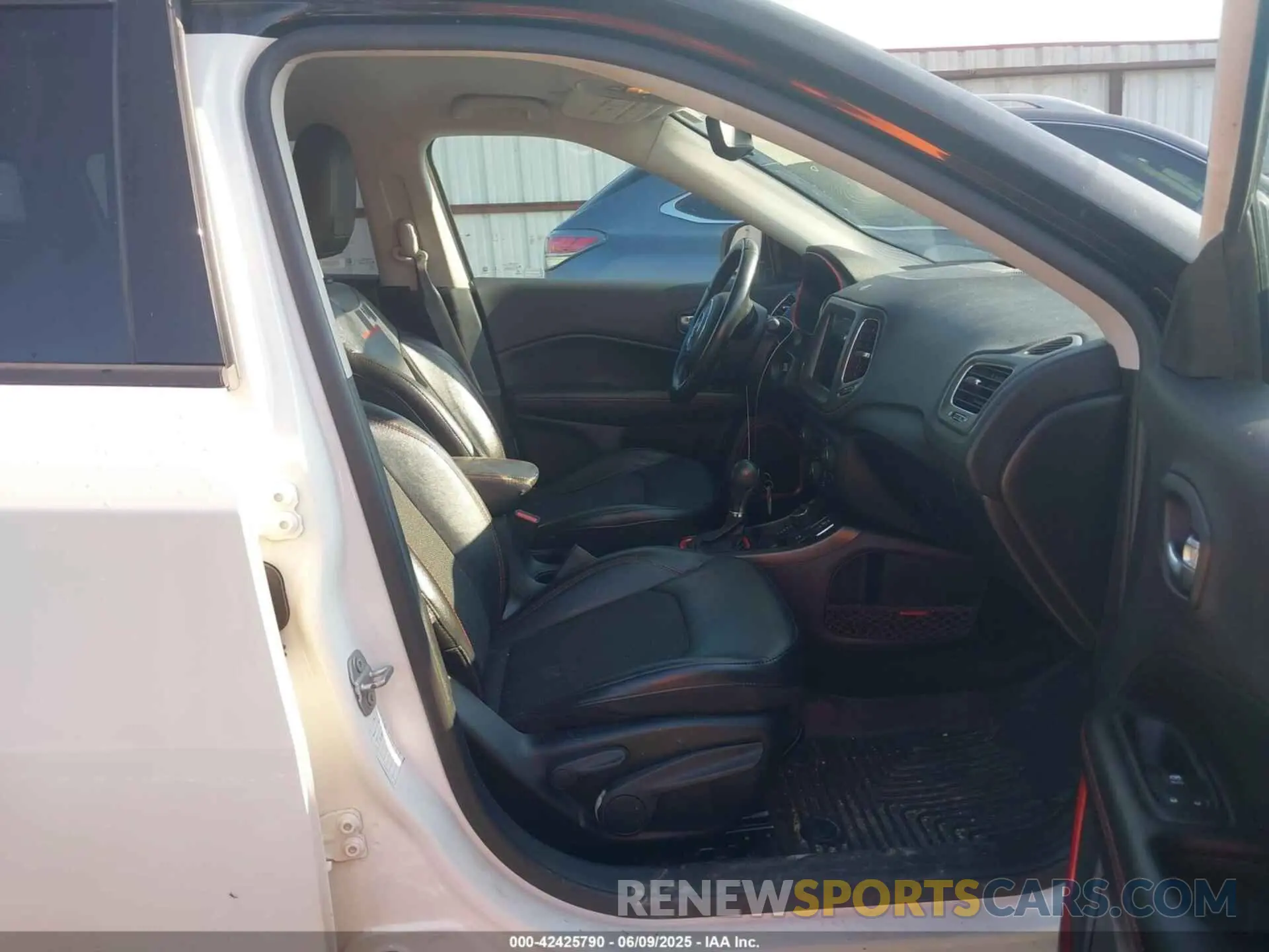 5 Photograph of a damaged car 3C4NJDDB8LT207880 JEEP COMPASS 2020