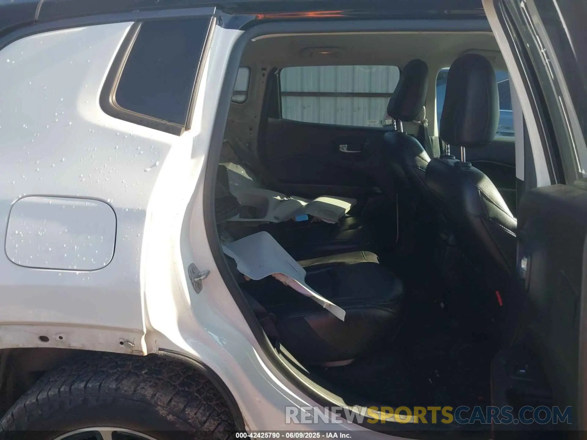8 Photograph of a damaged car 3C4NJDDB8LT207880 JEEP COMPASS 2020
